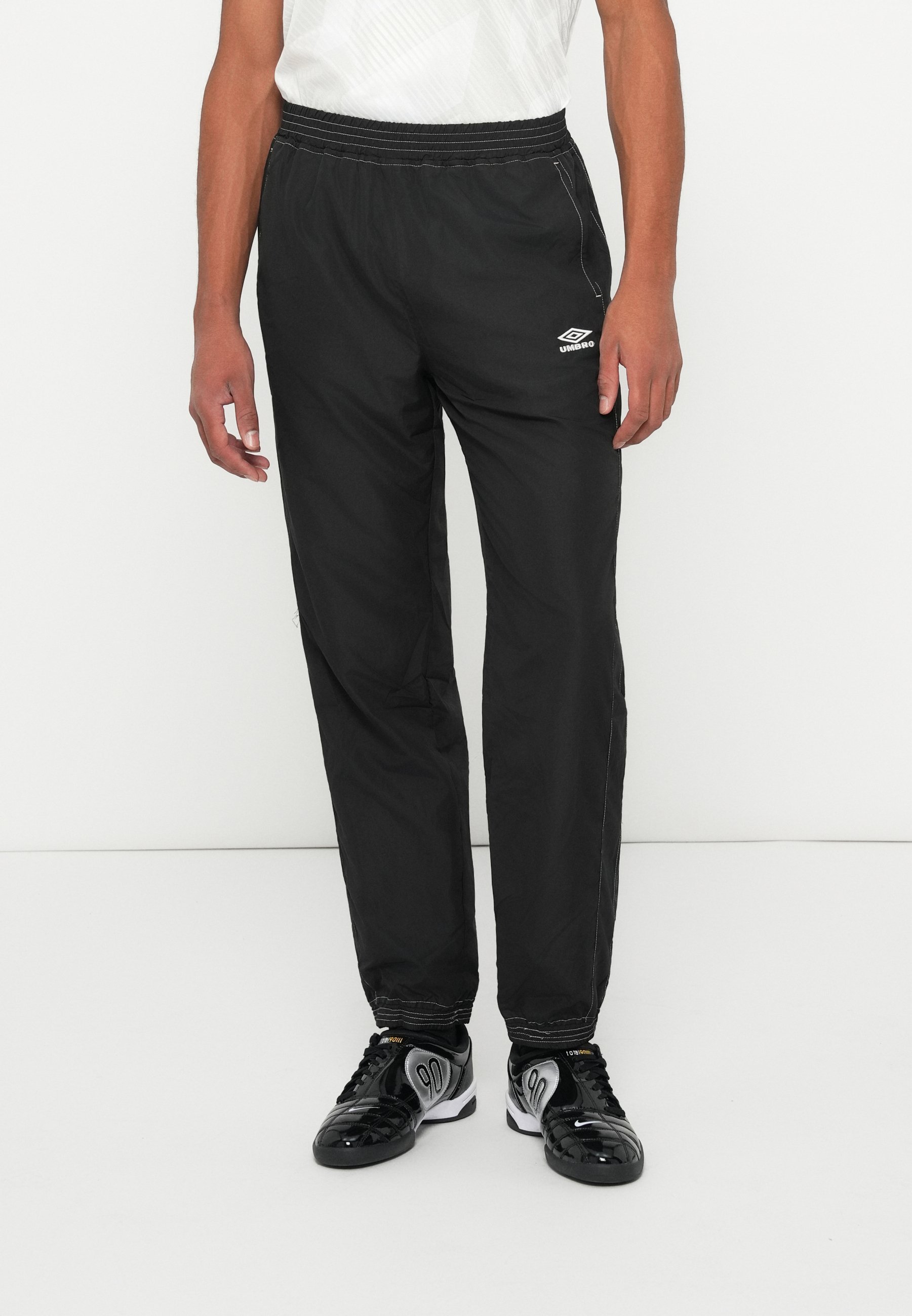 Umbro RELAXED TRACK PANT - Trainingshose - schwarz