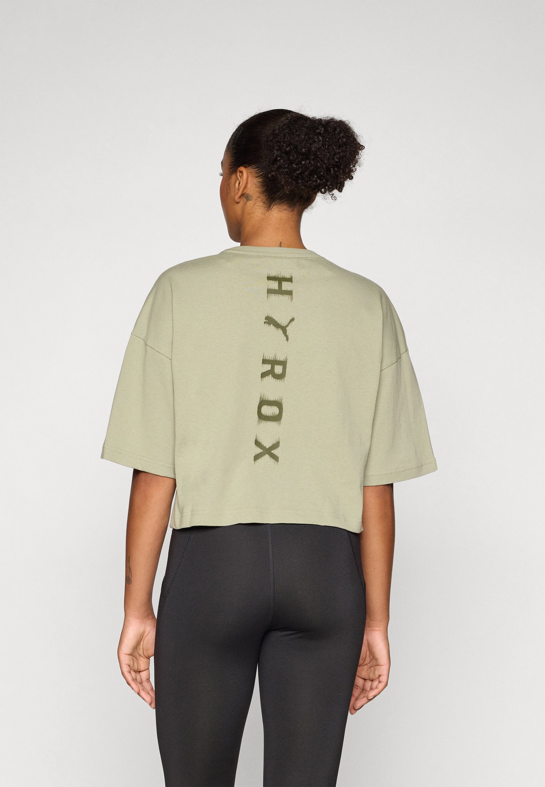 Puma HYROX CROPPED LIFESTYLE TEE - T-shirt stampata - lux army