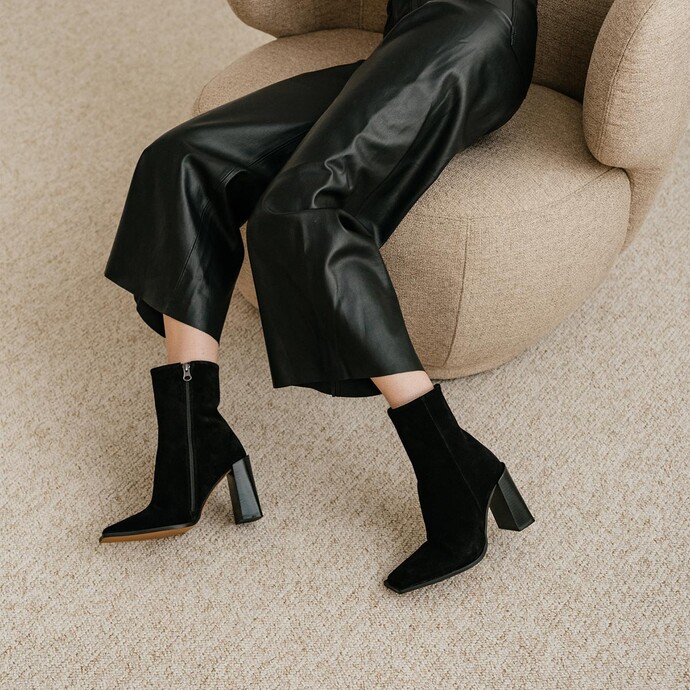 Bottines à talons et bouts géométriques  en croute noir