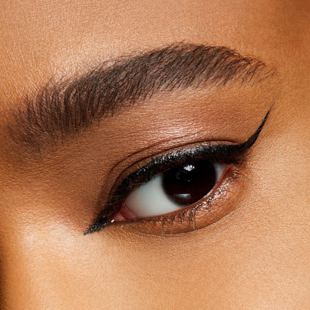 Očná linka Brushstroke 24 Hour Liner Luxusné očné linky a ceruzky na oči
