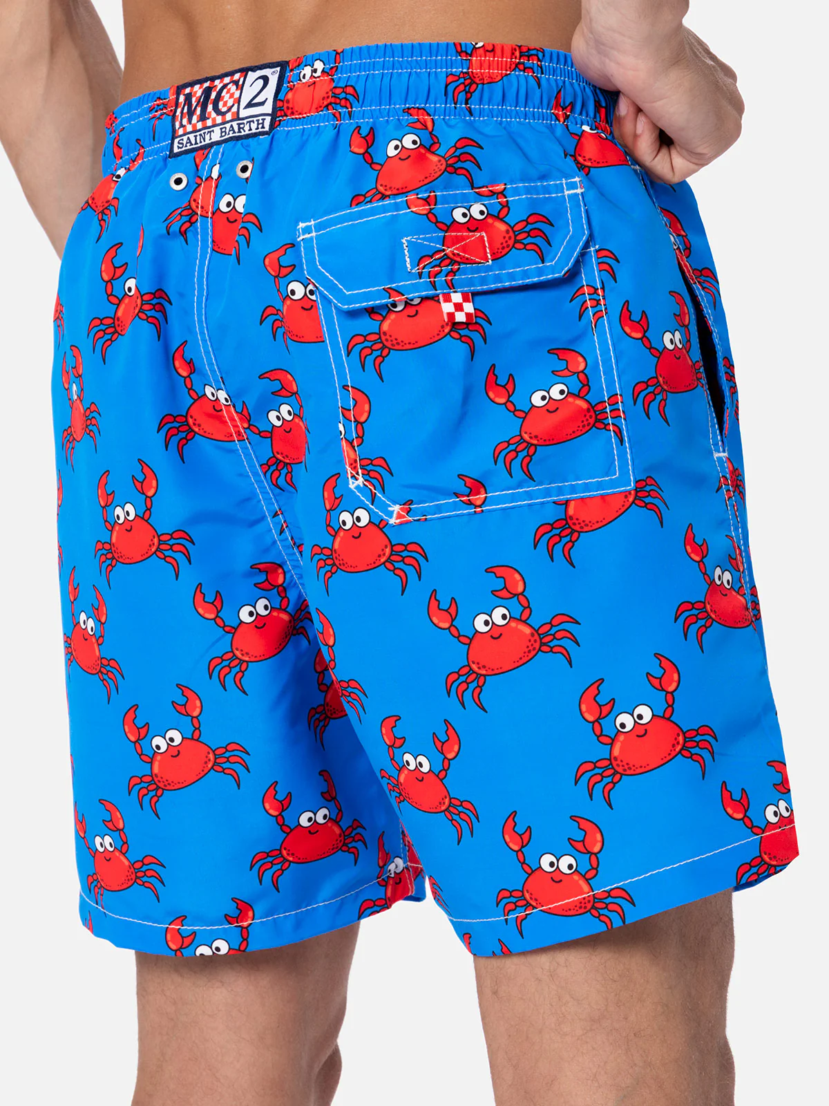 Heren Gustavia Mid-Length zwembroek met rode krabbenprint | Blauw & wit | Elastisch en verstelbaar | Zak met klittenbandsluiting aan de achterkant | MC2 Saint Barth