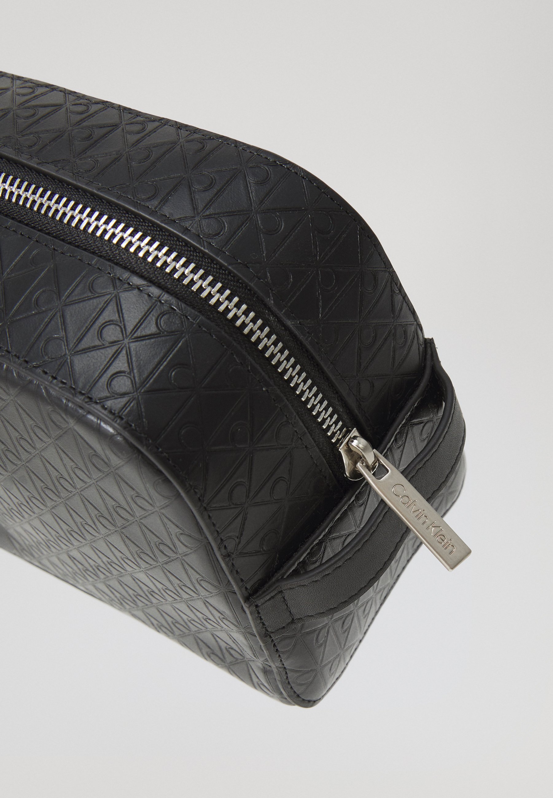 Calvin Klein EMBLEM EMBOSS WASHBAG - Toilettas - zwart