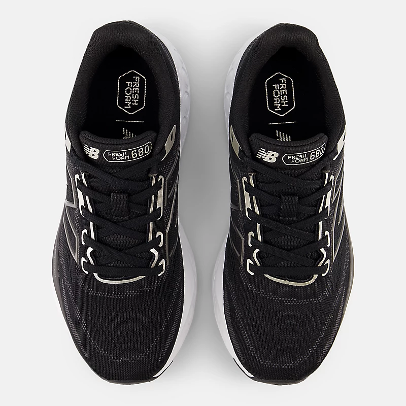 Tênis Fresh Foam 680 v8 feminino - Preto com detalhes em dourado metálico e preto metálico