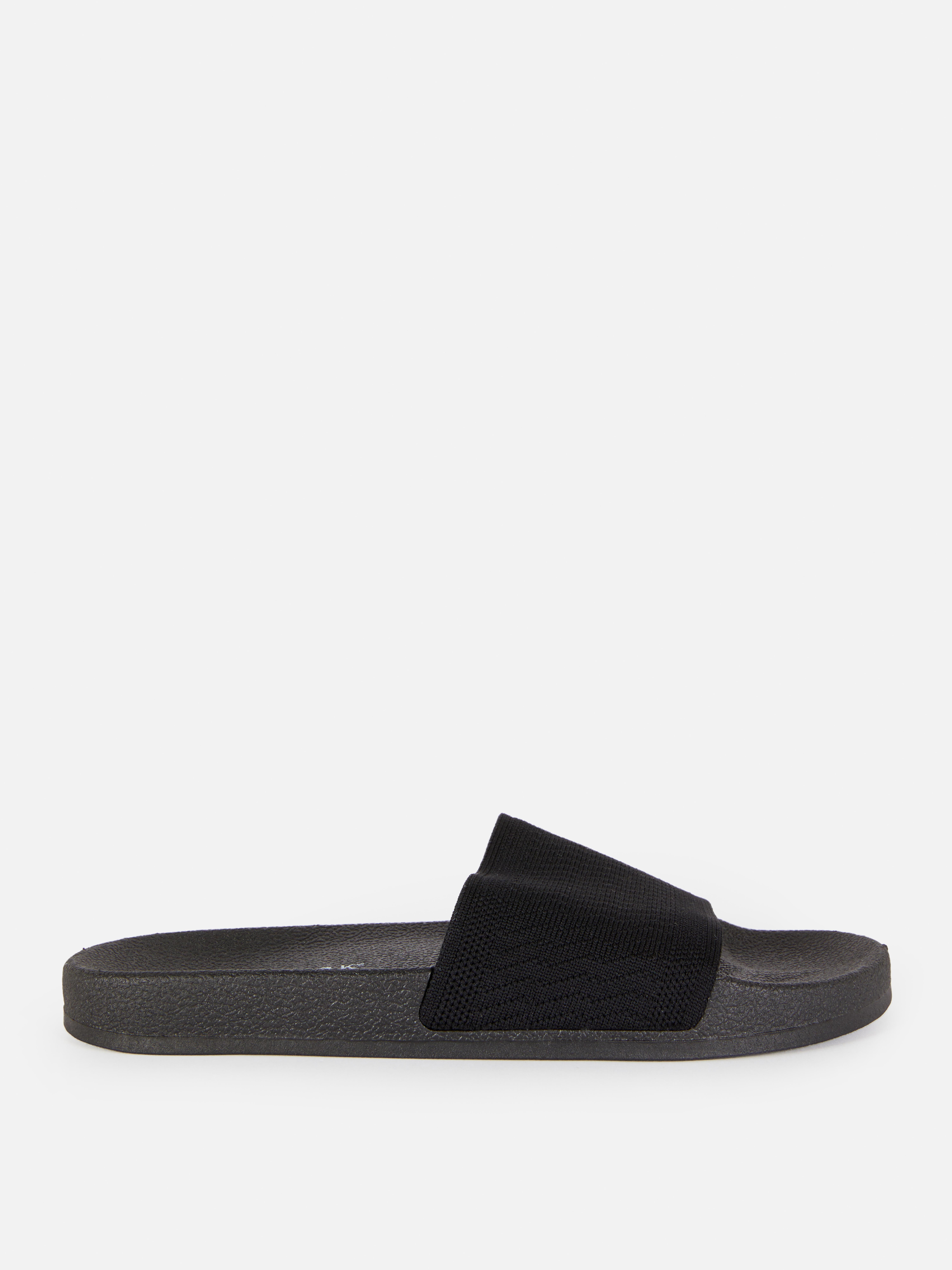 Sandale cu barete croșetate. Oferă-i ținutelor tale însorite un farmec boho cu aceste sandale texturate.