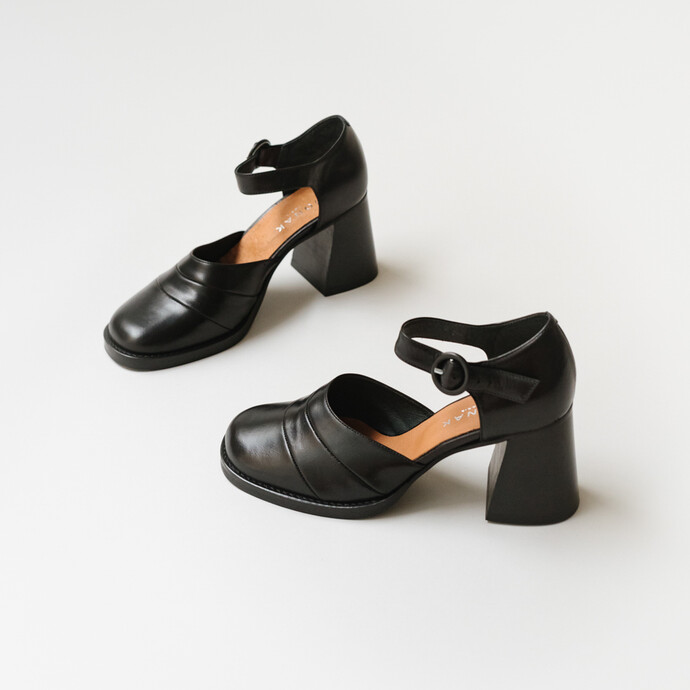 Babies à talons et brides  en cuir noir