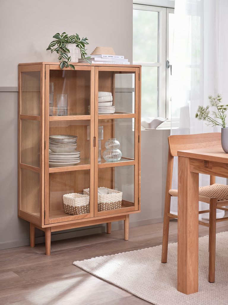 VESTERBY Vitrina VESTERBY niska, 2 vrata, prirodni hrast