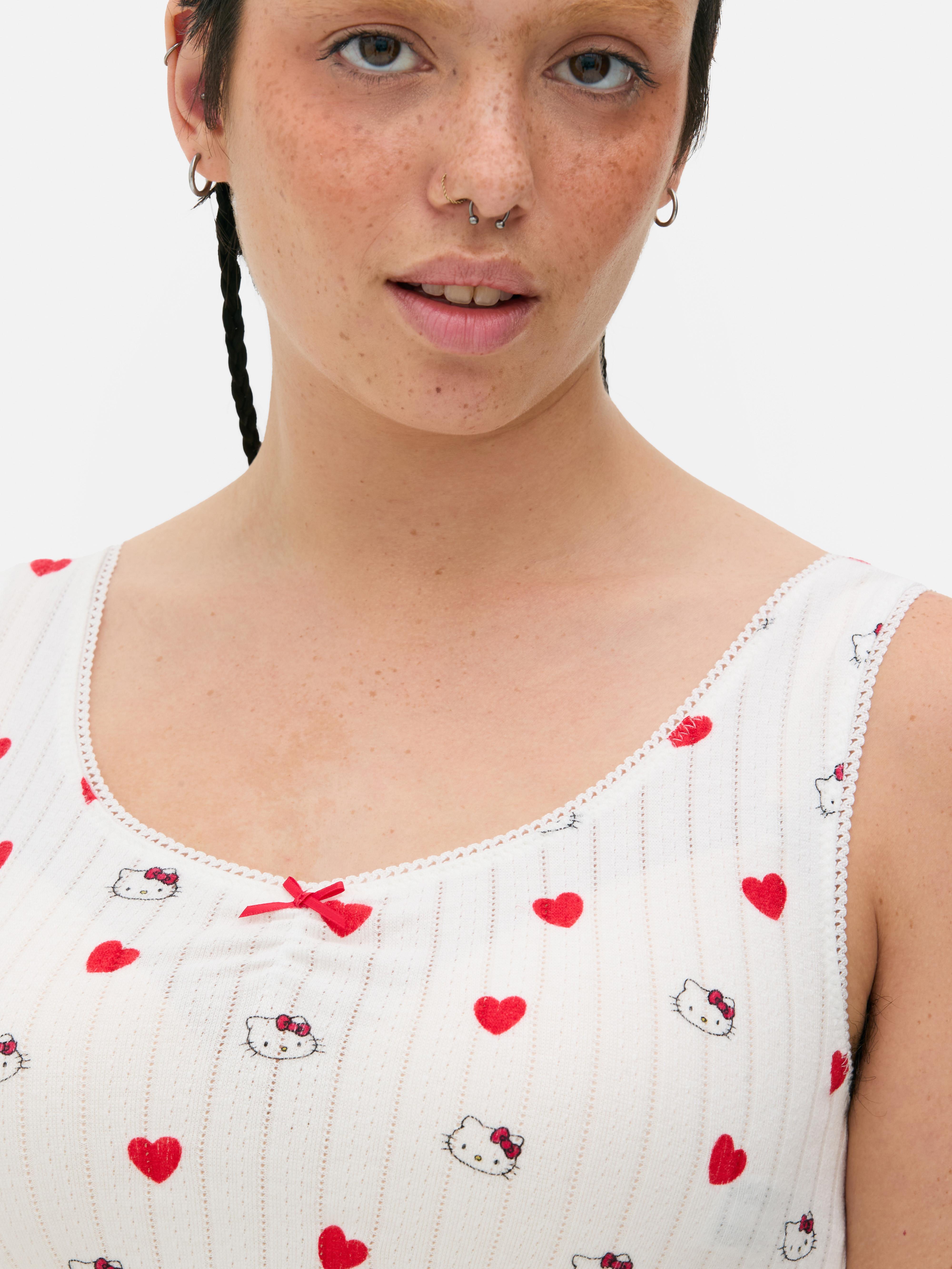 Hello Kitty Pyjamaoberteil mit Lochmuster Ein Hello Kitty Pyjamaoberteil mit U-Ausschnitt und kurzem Saum