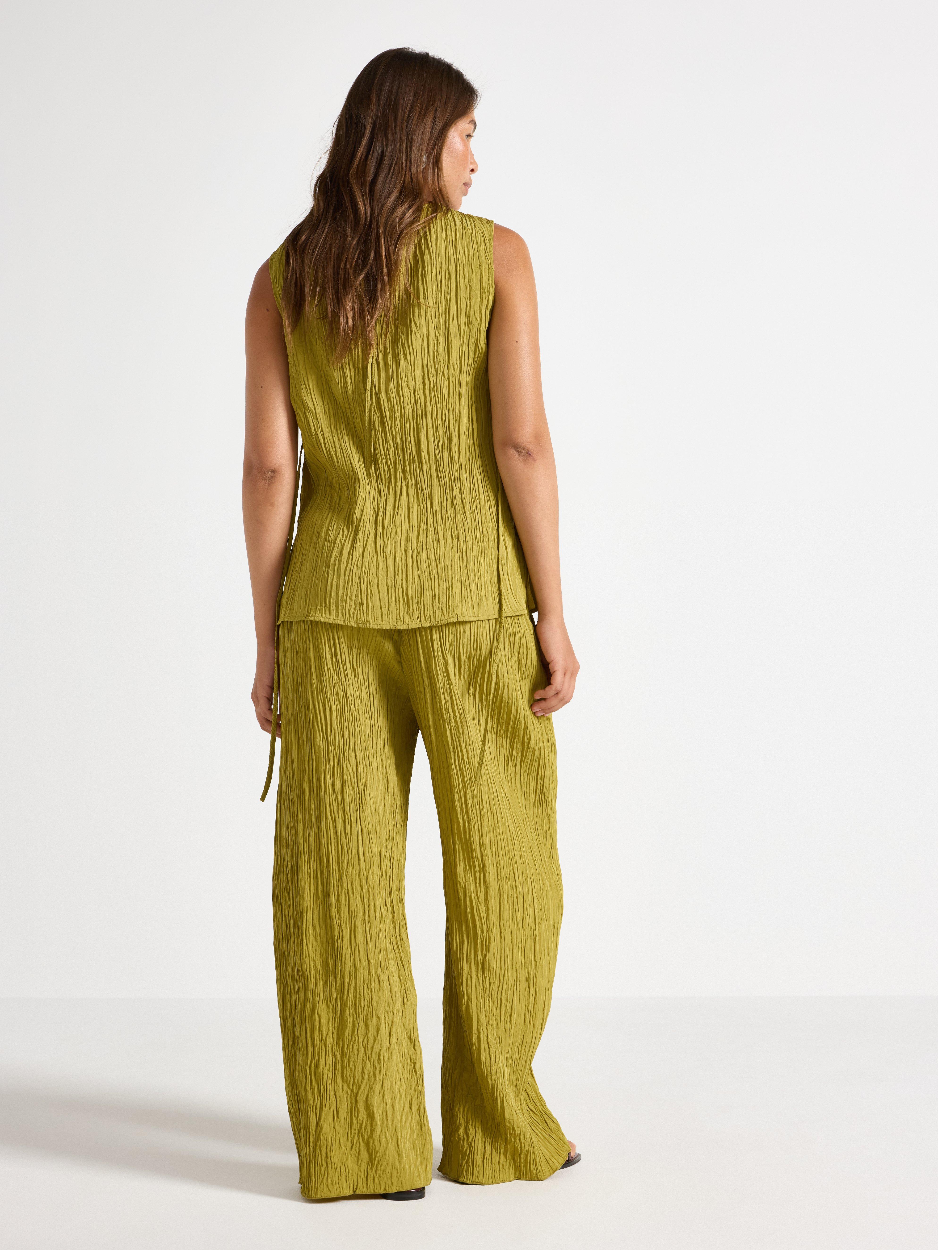 Pantalones arrugados verde polvoriento