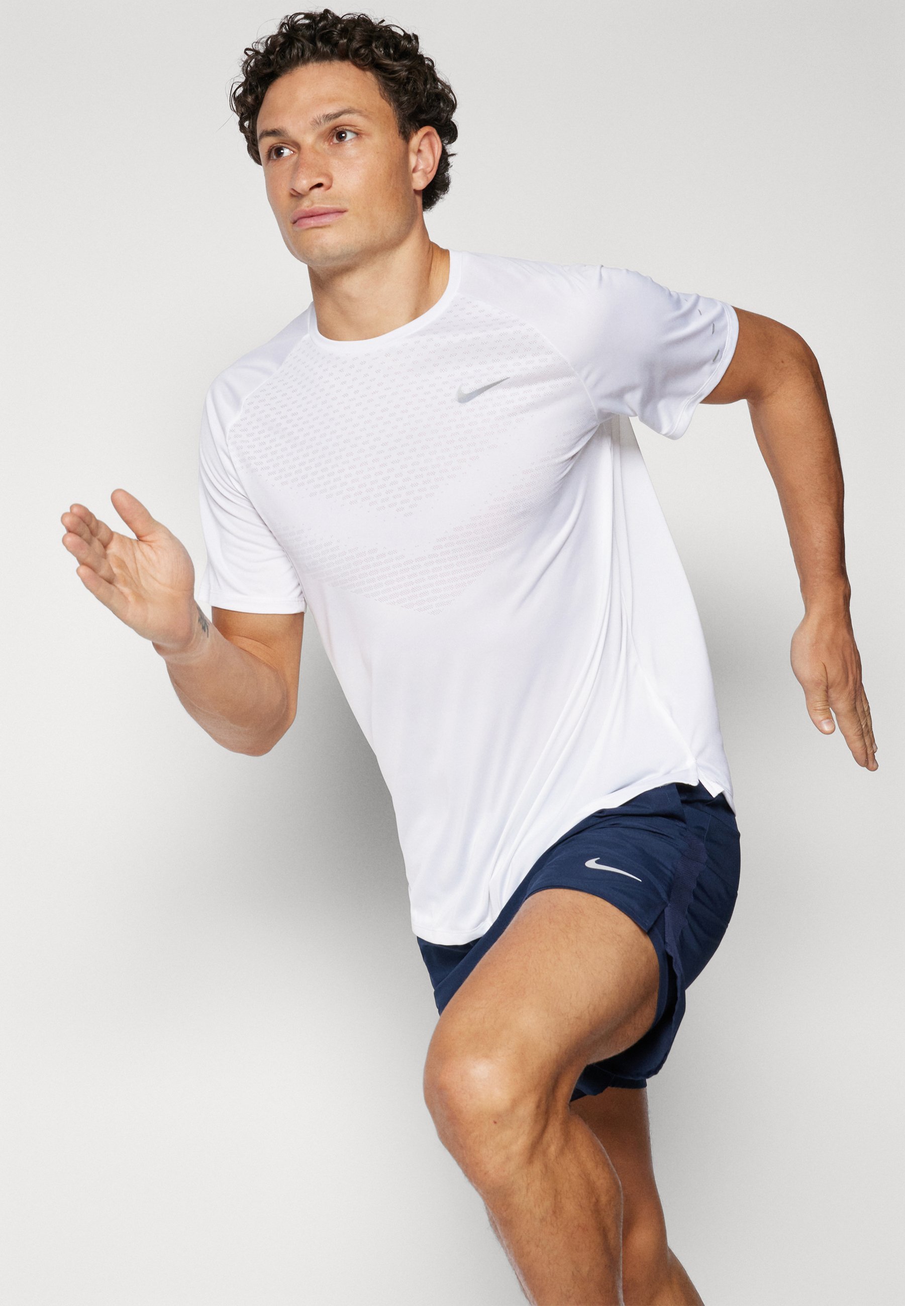 Nike Performance STRIDE TOP - Sport T-shirt - wit/reflecterend zilver