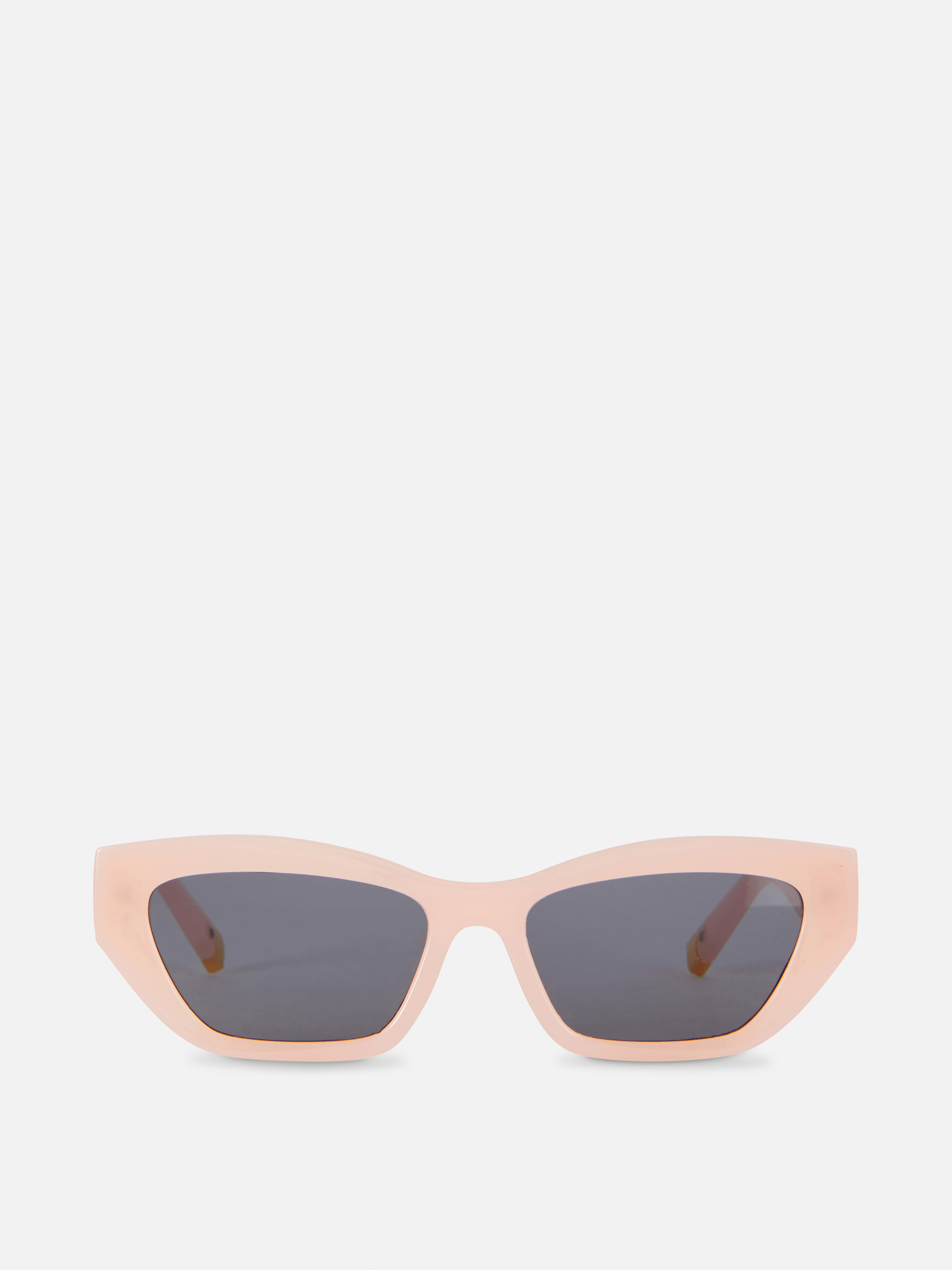 Ochelari de soare cu ramă dreptunghiulară cat-eye. Ochelari de soare strălucitori cu lentile colorate și formă retro cat-eye.