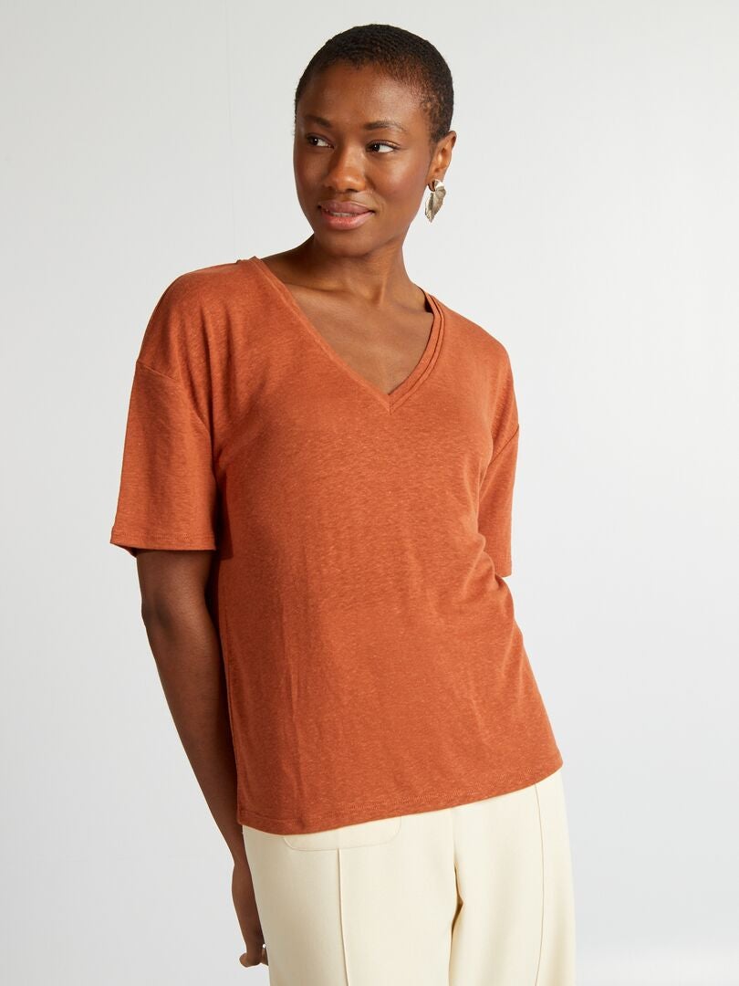 Camiseta de gola redonda em linho - MARROM