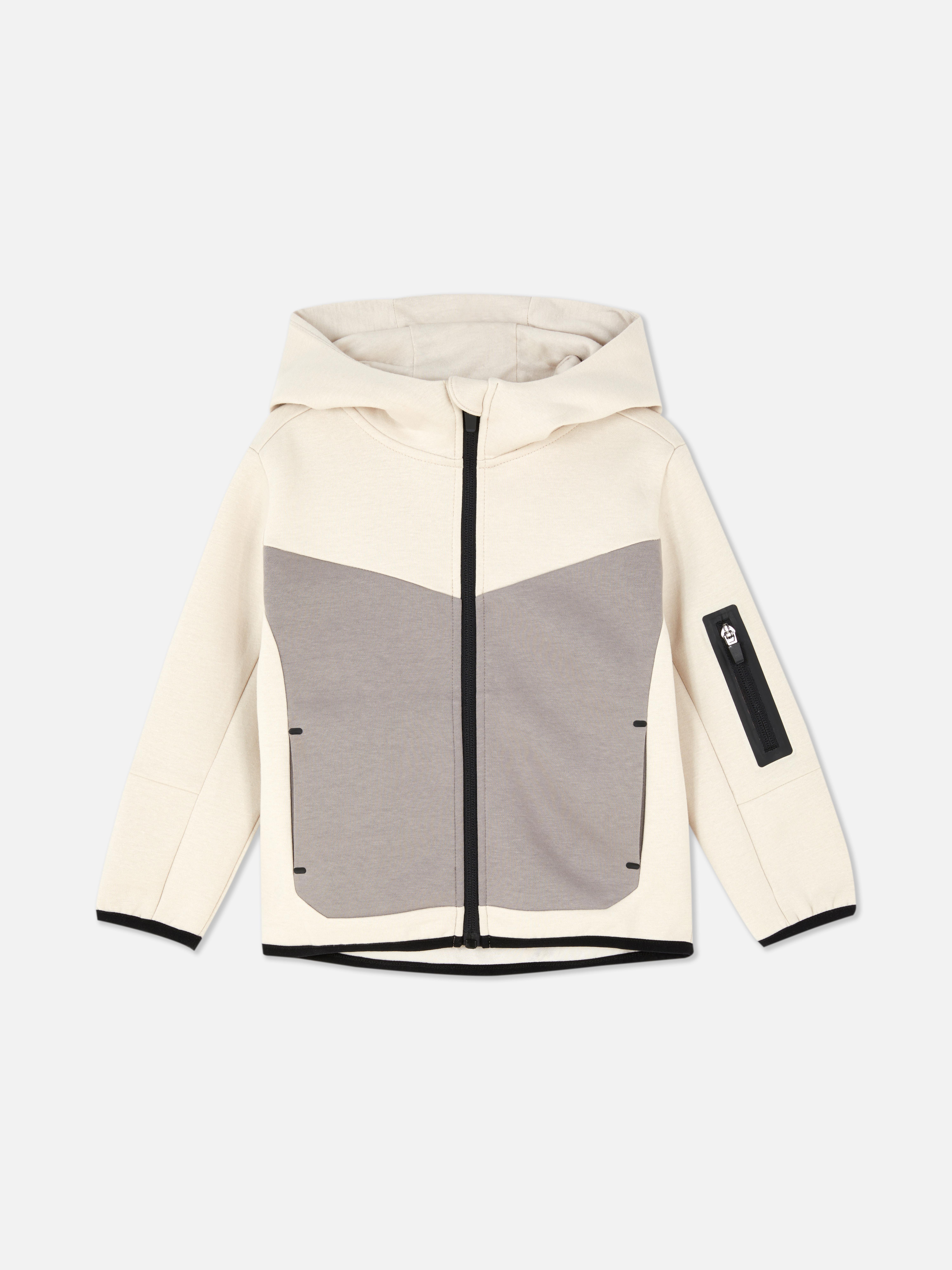 Passender Kapuzenpullover aus Verbundstoff mit Reißverschluss. Dieser Kapuzenpullover verfügt über einen Reißverschluss und Taschen.