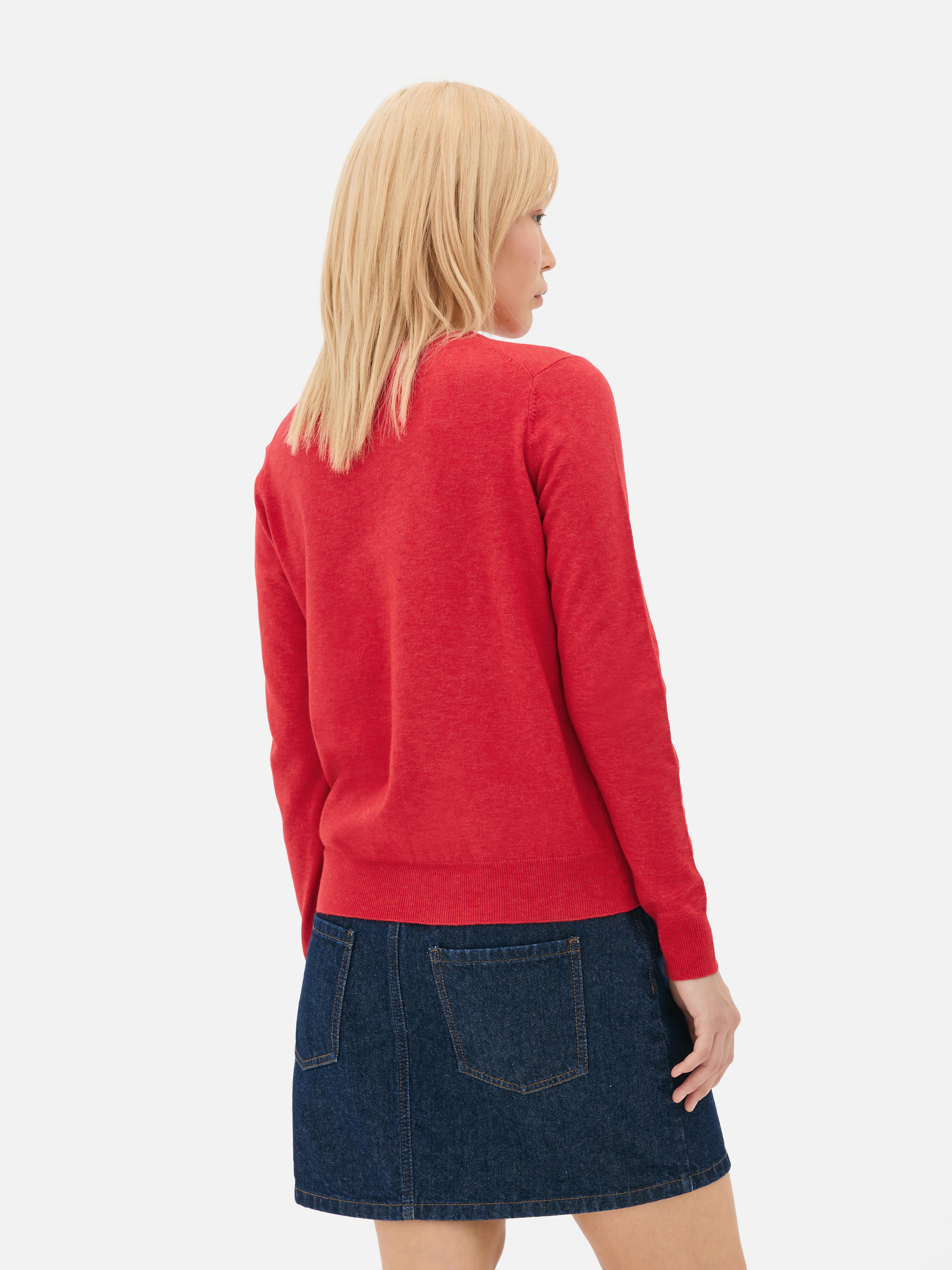 Klassisk cardigan med rund hals. Den runde halsen og knappelukkingen gjør denne cardiganen til en sofistikert versjon av hverdagslig.