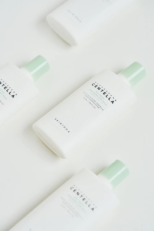 SKIN1004 Madagaskaro centelės arbatmedžio ir tricos ekstrakto itin lengvas apsauginis kremas nuo saulės su SPF 50+