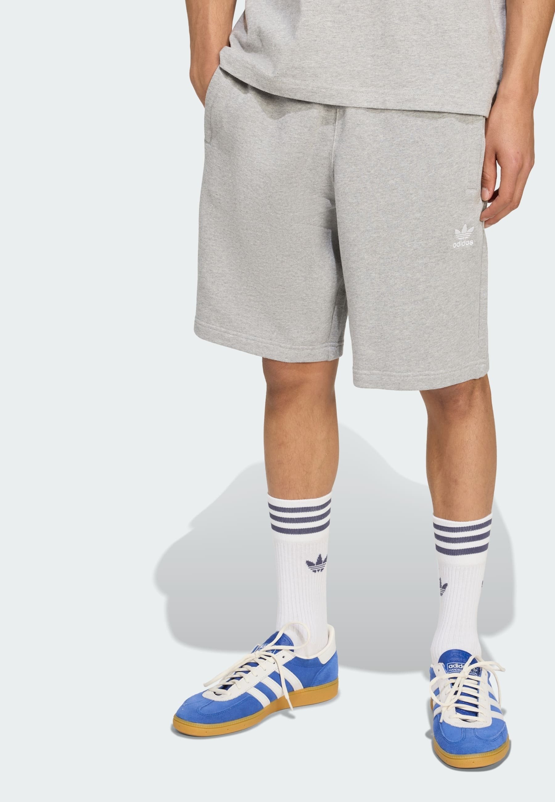 Teplákové nohavice adidas Originals - stredne sivá, vresová biela