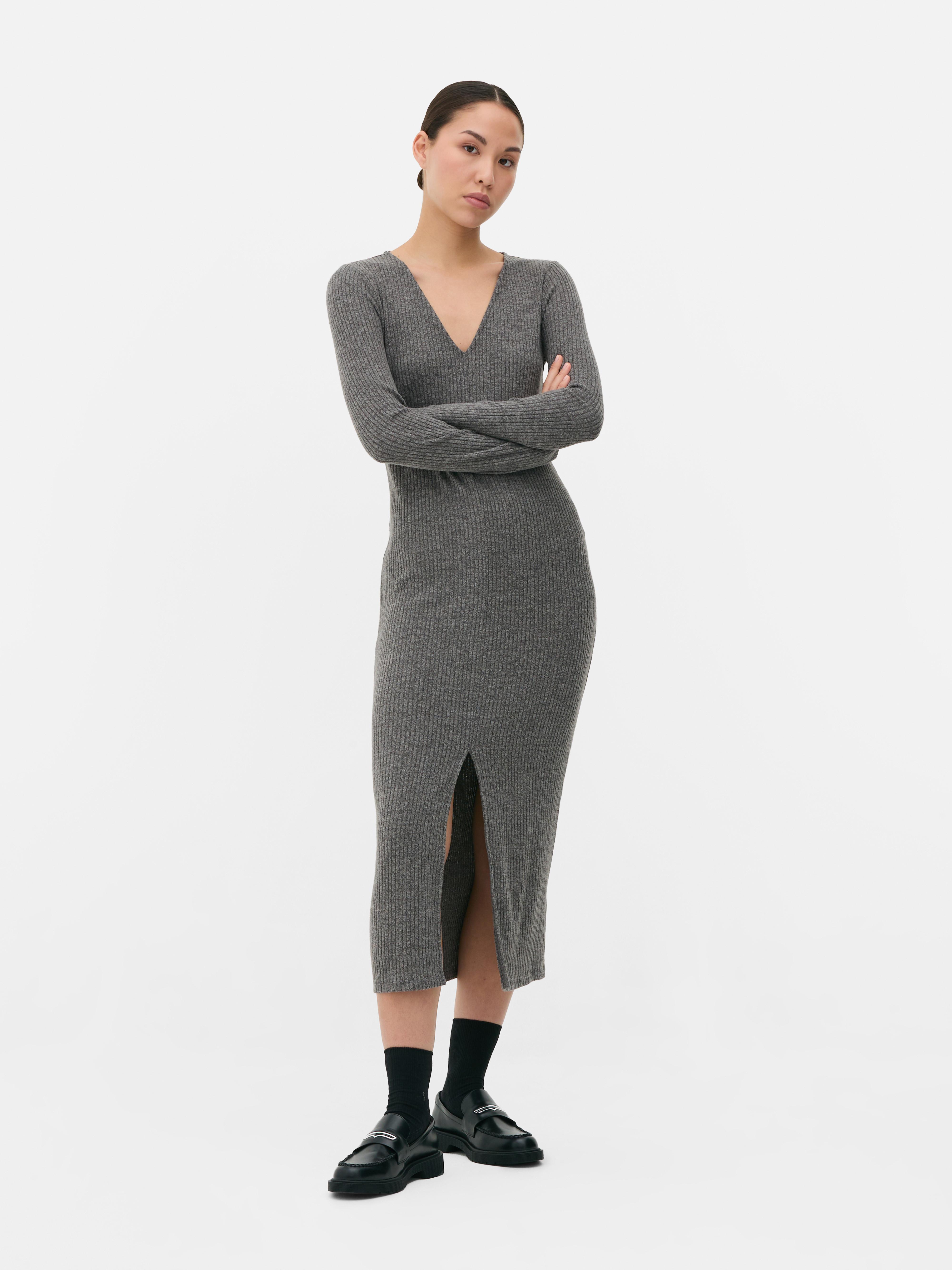 Rochie midi cu nervuri și decolteu în V. Această rochie cu crăpătură la tiv are mâneci lungi și decolteu în V.