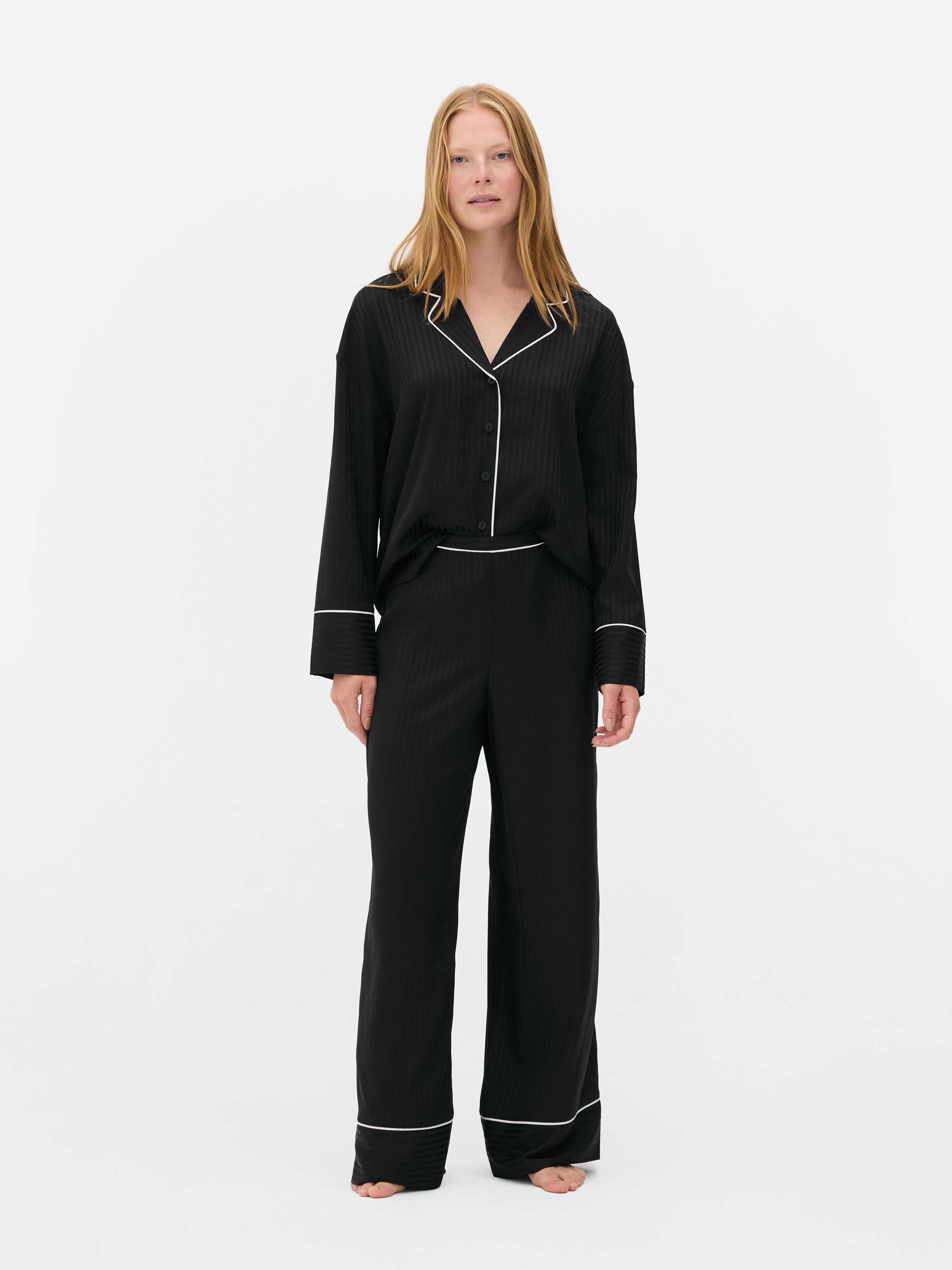 Pantaloni de pijama asortați cu garnitură contrastantă. Pantaloni de pijama cu croială largă și garnitură contrastantă.