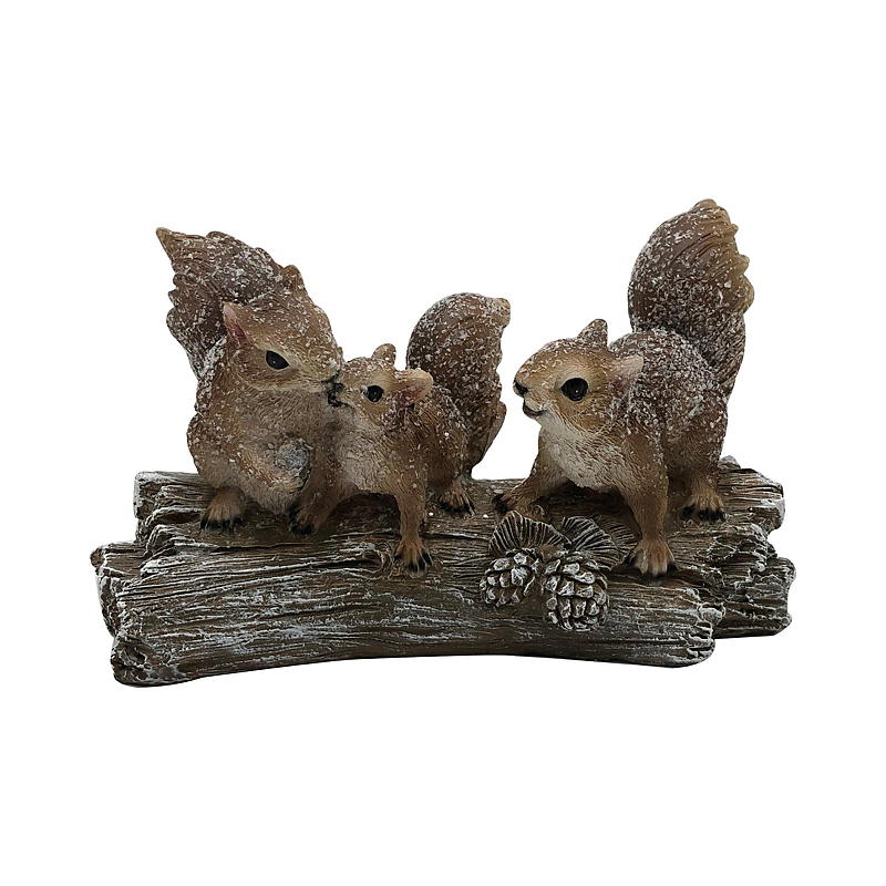 Eichhörnchenfamilie auf einem Baumstumpf (20 x 8,5 x 11 cm)