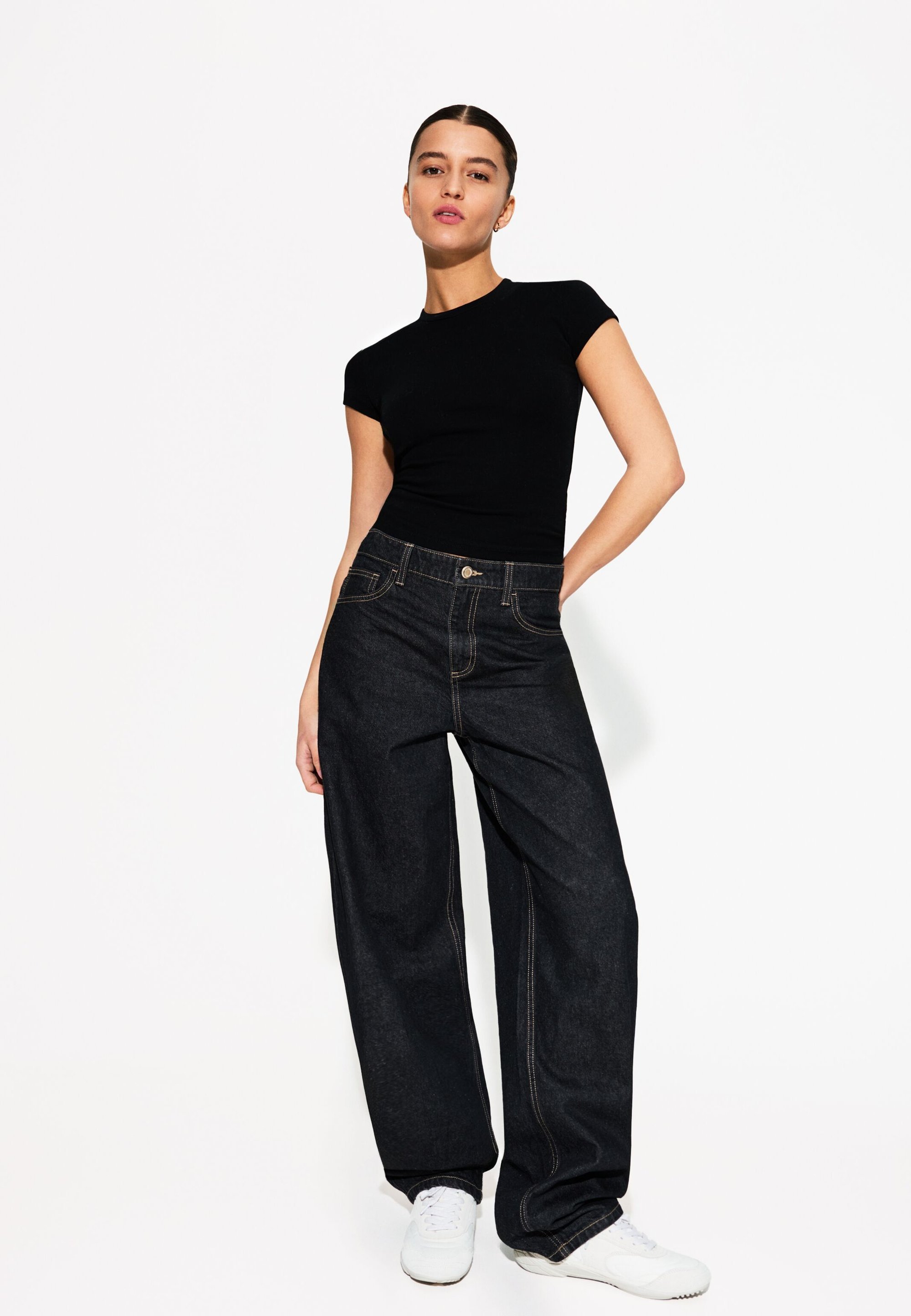 Bershka T-shirt met korte mouwen en ronde hals - Basic T-shirt - zwart