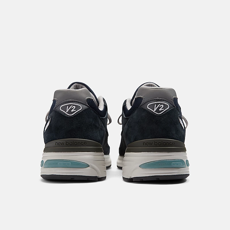 Unisex MADE IN THE UK 991v2 - Navy with Pearl Smoke and Silver