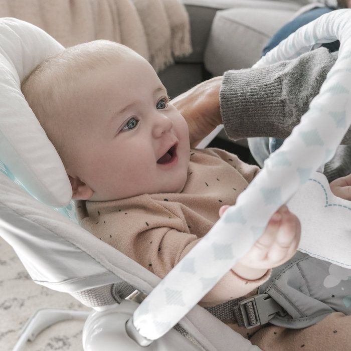 INGENUITY Transat bébé Nuages, Vibrations apaisantes, Arche d'éveil avec 2 peluches, Cale tête amovible, cadeau bébé