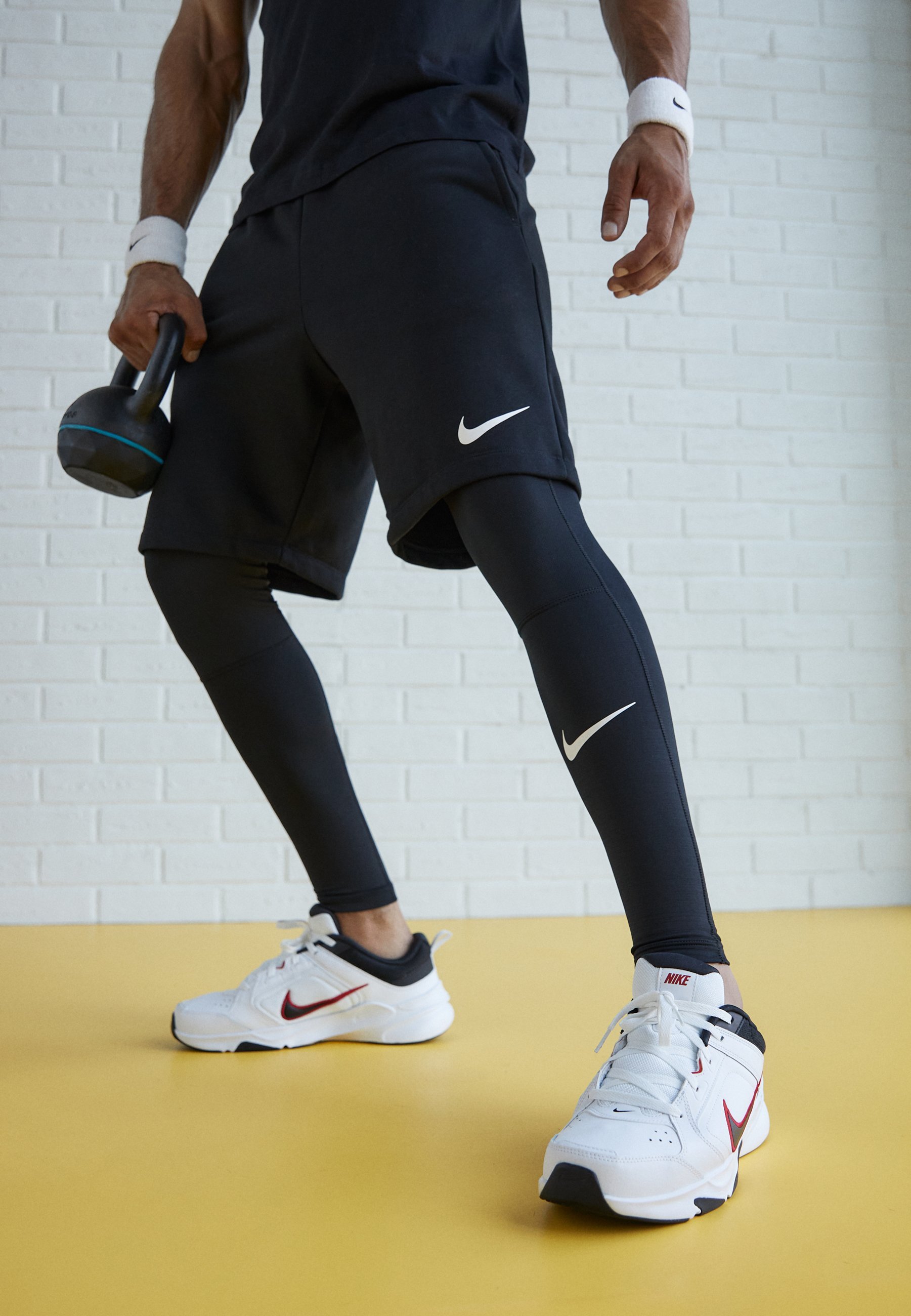 Nike Performance DEFY ALL DAY – Trainingsschuh – Weiß/Schwarz/Mittelbraun/Partikelgrau