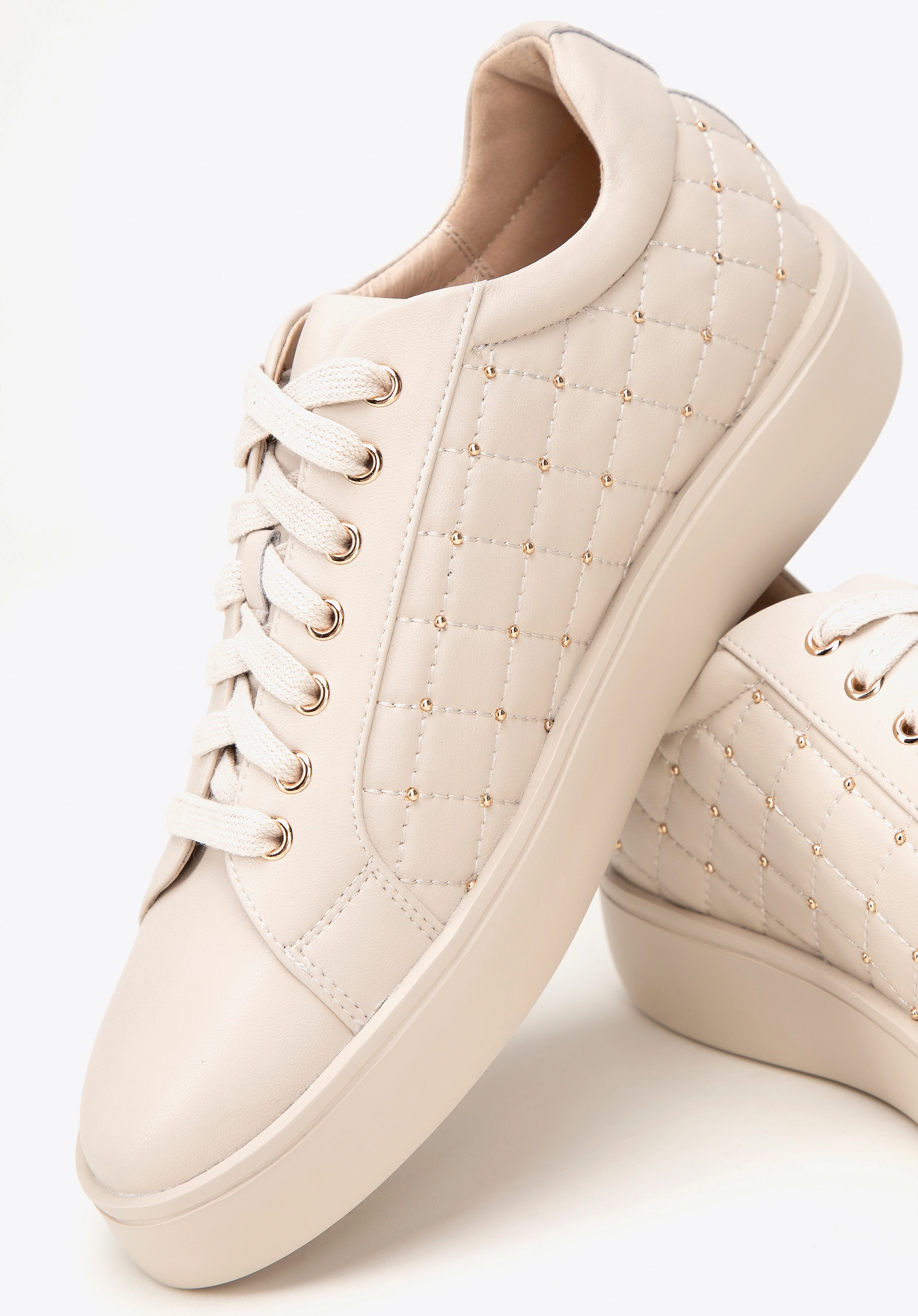 Damskie sneakersy skórzane z pikowaną cholewką kremowe