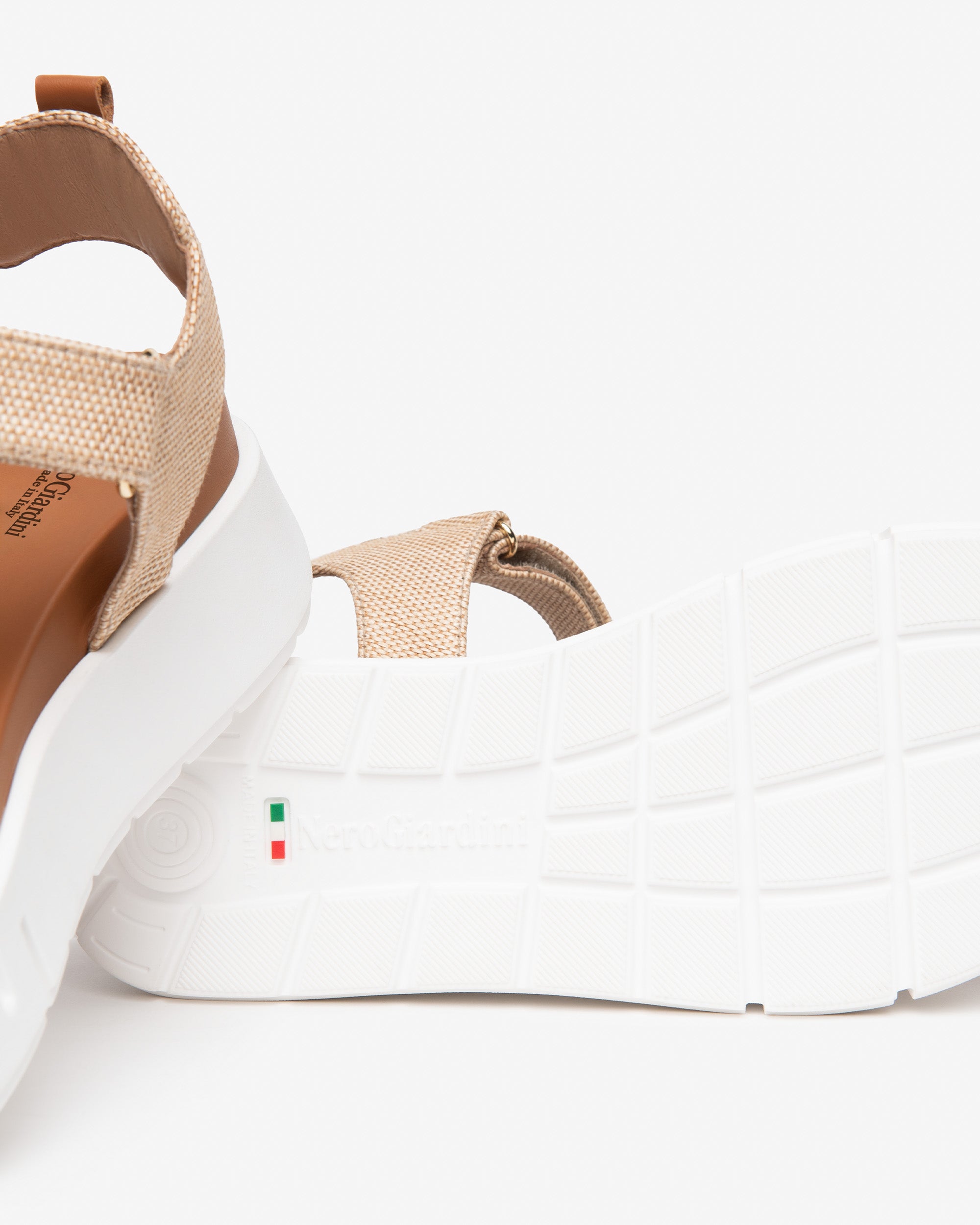  Damen-Sandalen aus Leder und Stoff