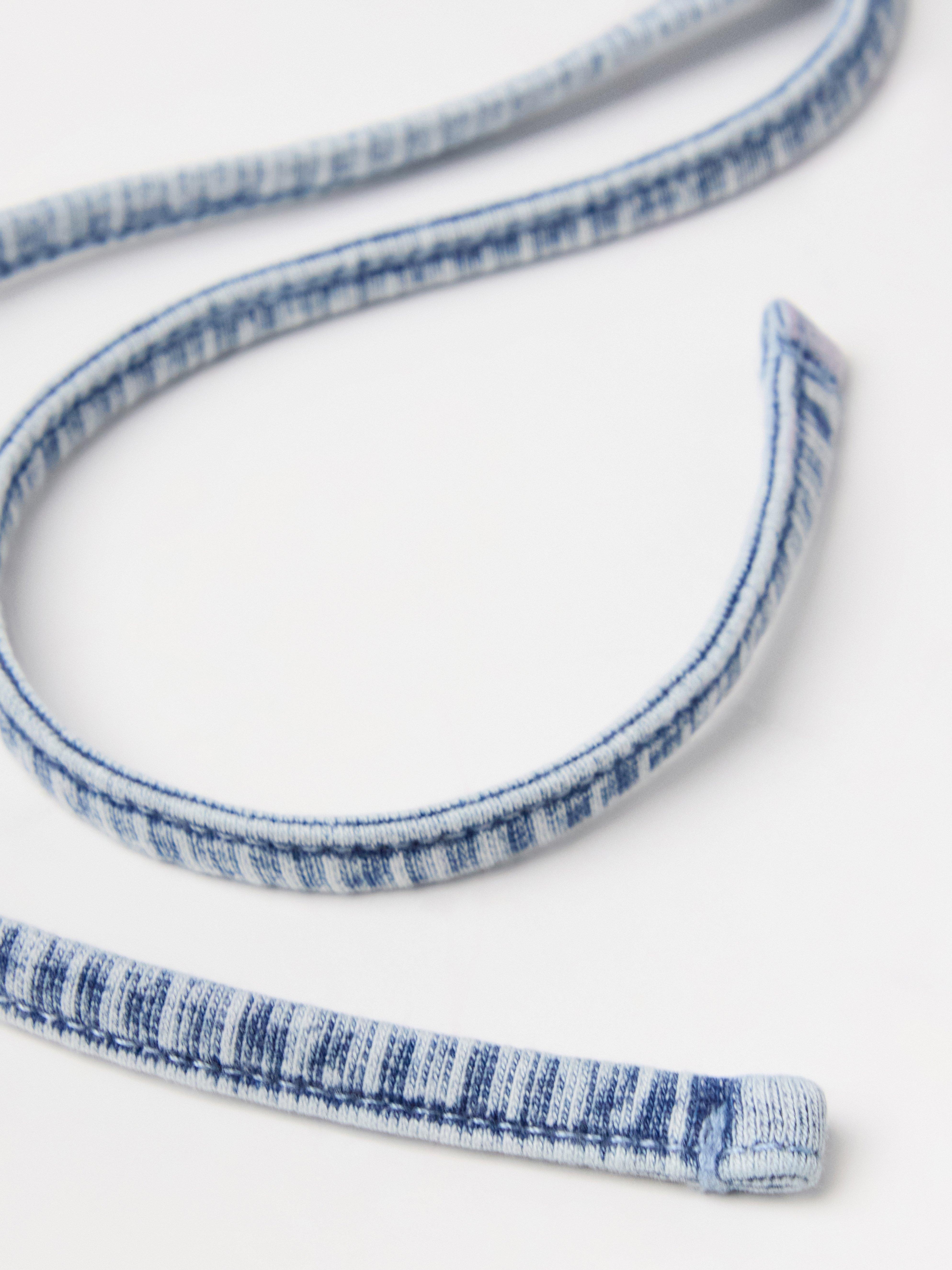 Chapéu de pescador em jeans claro