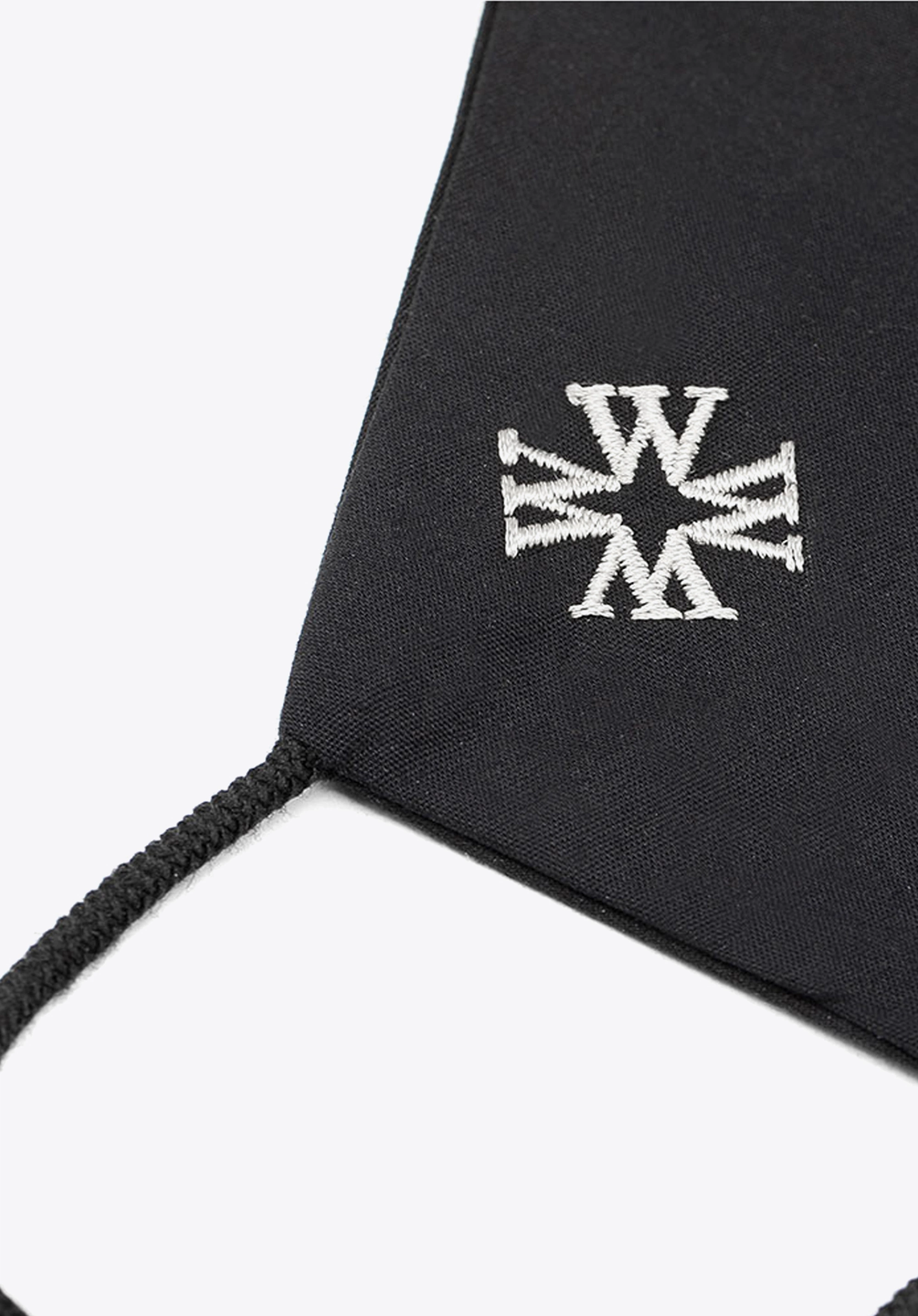 Maseczka bawełniana profilowana z białym monogramem czarna