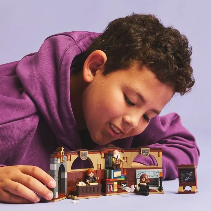 LEGO Harry Potter 76442 Le château de Poudlard : le cours de sortilèges - Jouet collector