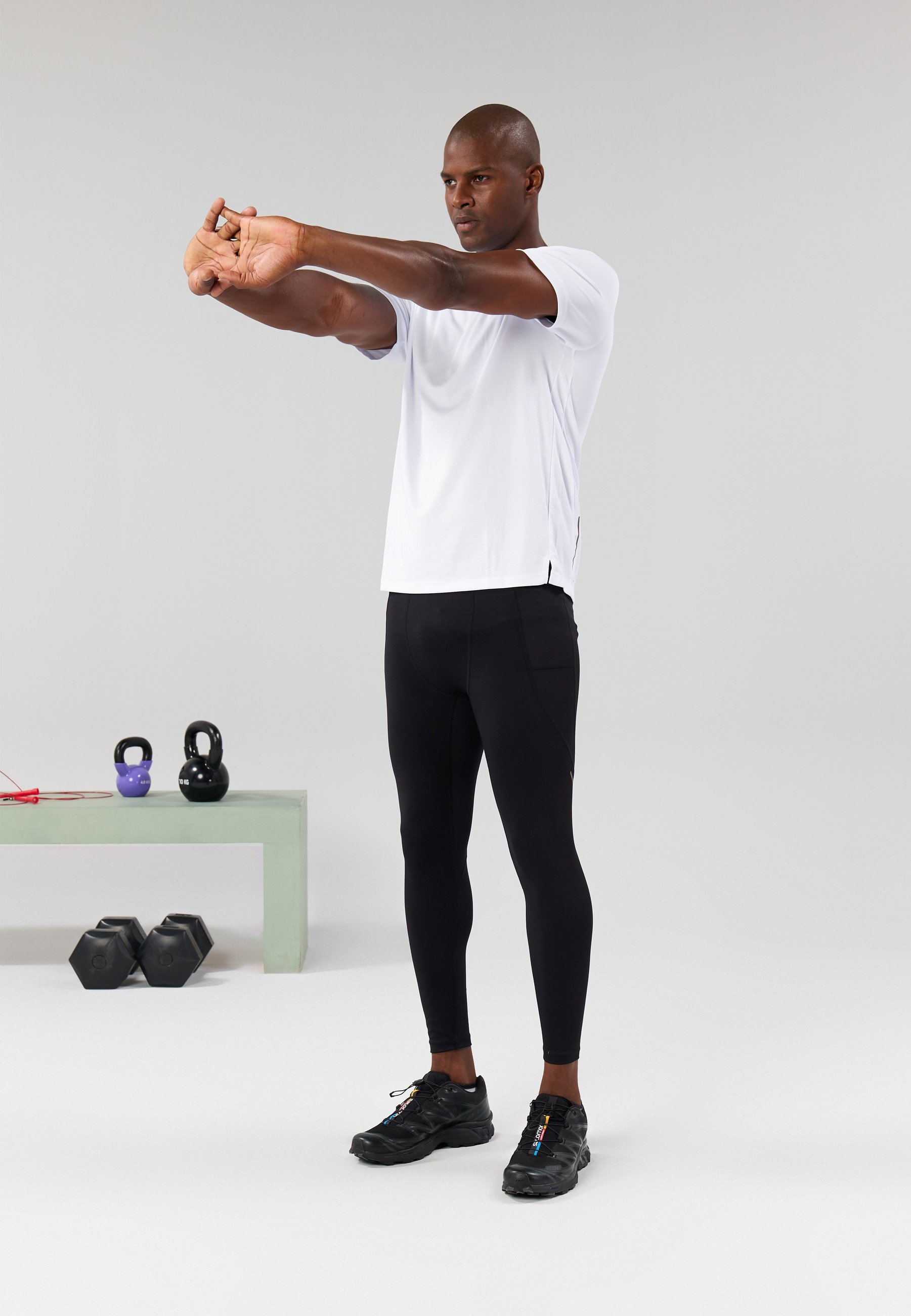 Confezione da 2 t-shirt Pier One Sport ESSENTIAL a vestibilità regolare - T-shirt basic - nero/bianco