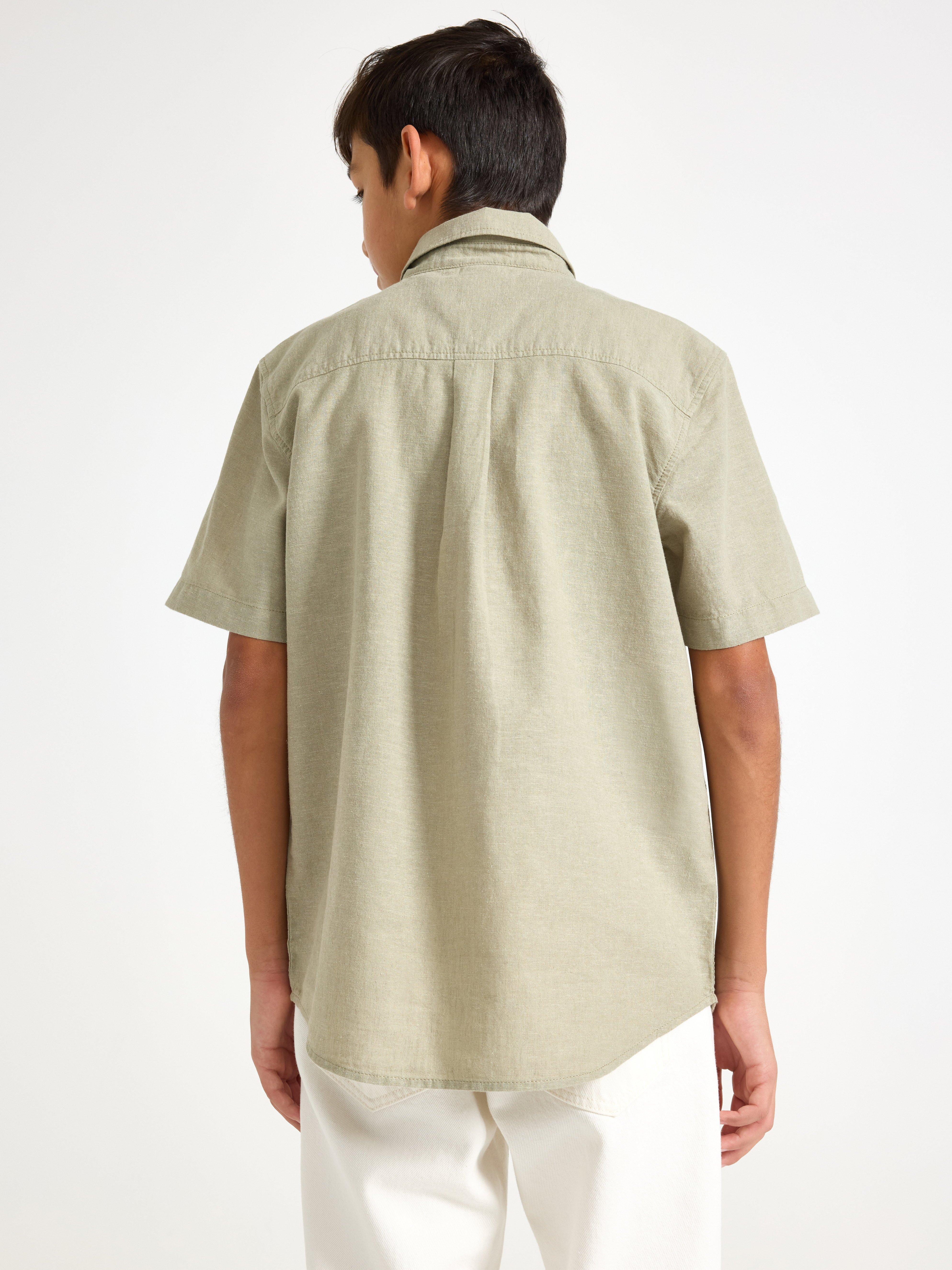 Camisa em mistura de linho, cáqui claro acinzentado.