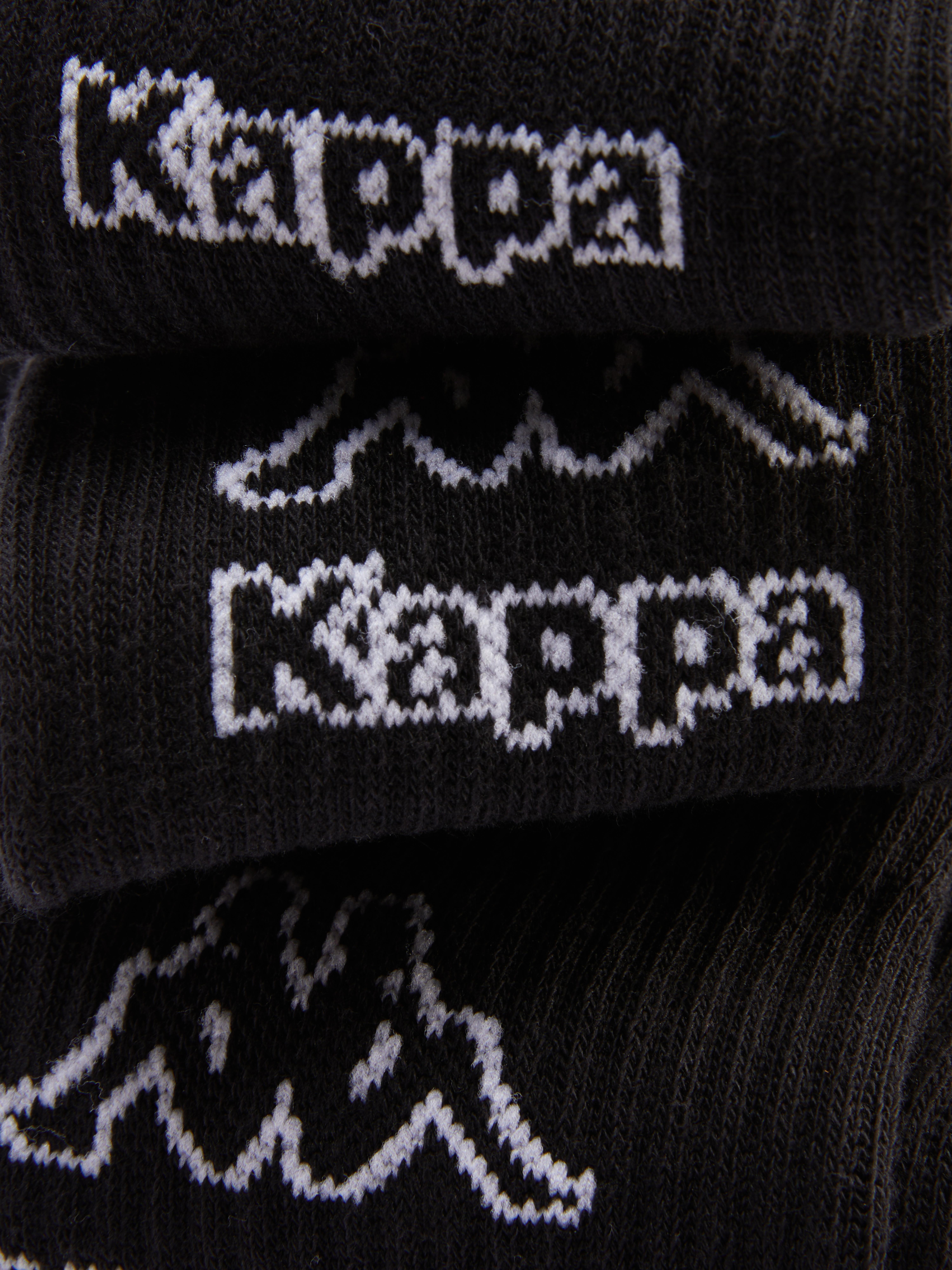 Pohkeen puoliväliin ulottuvat sukat, joissa Kappa x Primark -logo, 3 paria. Monipakkaus ribbiresorisuja, joissa on kontrastikuvioinen intarsiakuvioinen Kappa-logo.