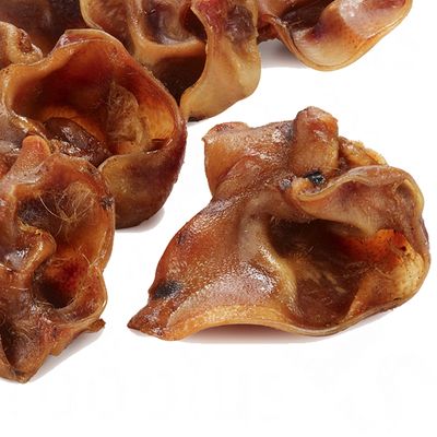 Petiscos para cães Phil & Sons, em formato de orelha de porco, em pote.