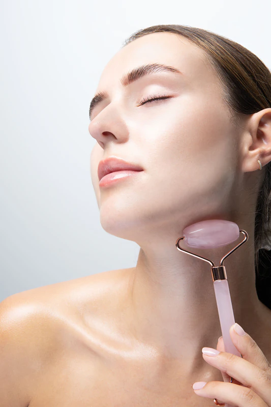 Conjunto de cuidados com a pele Brushworks Resin Rose Roller & Gua Sha