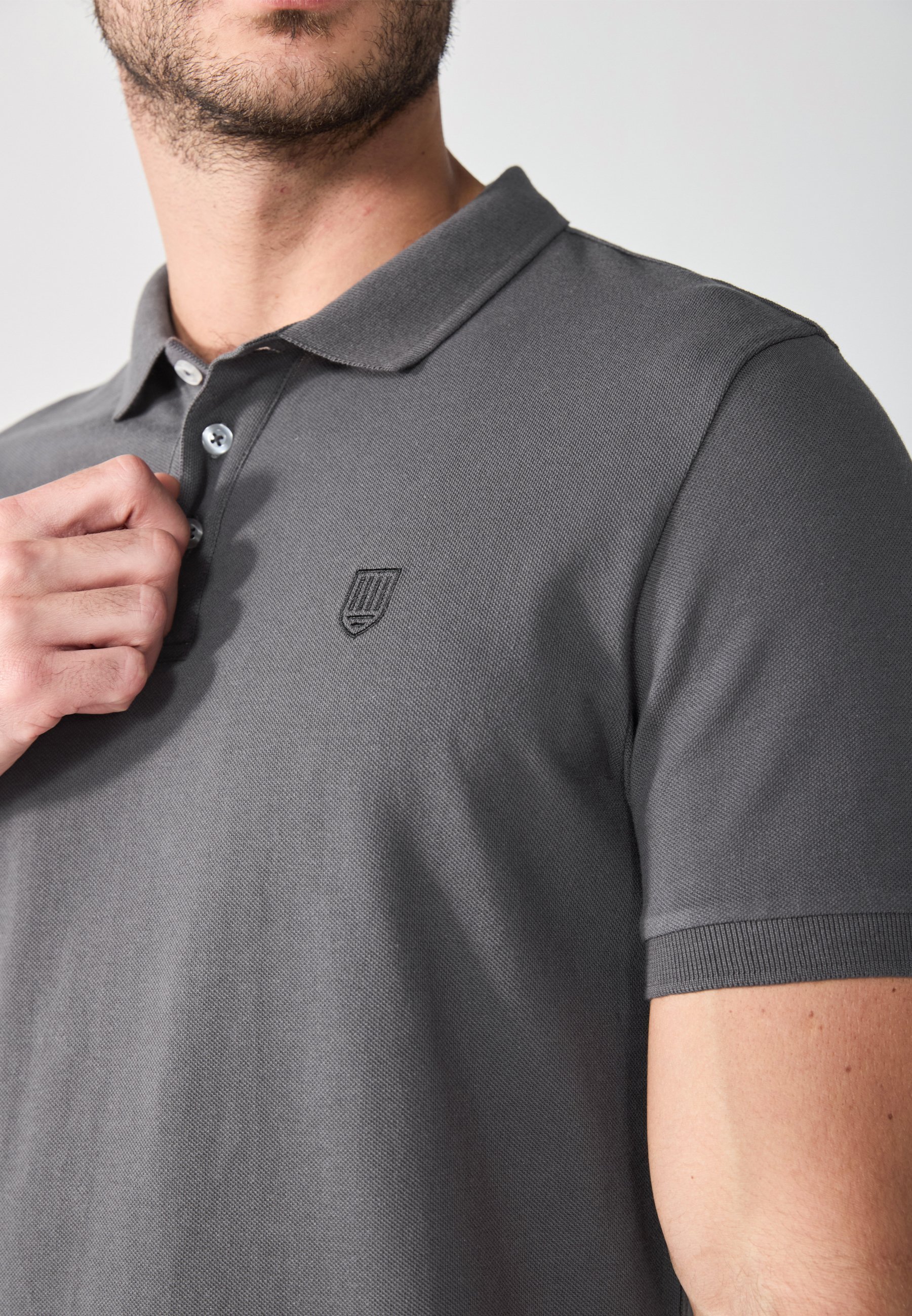 Pier One VYŠÍVANÁ POLOTRIEŠKA - Polo tričko - kované železo