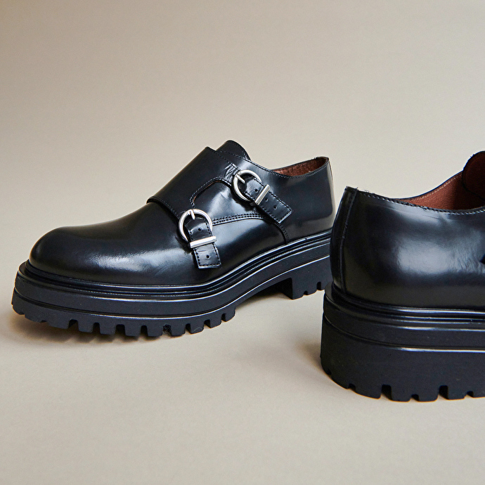 Derbies à doubles boucles et semelles crantées  en cuir glacé noir