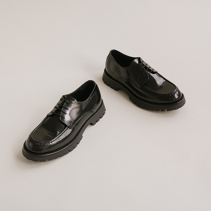 Derbies à lacets et semelles crantées  en cuir glacé noir
