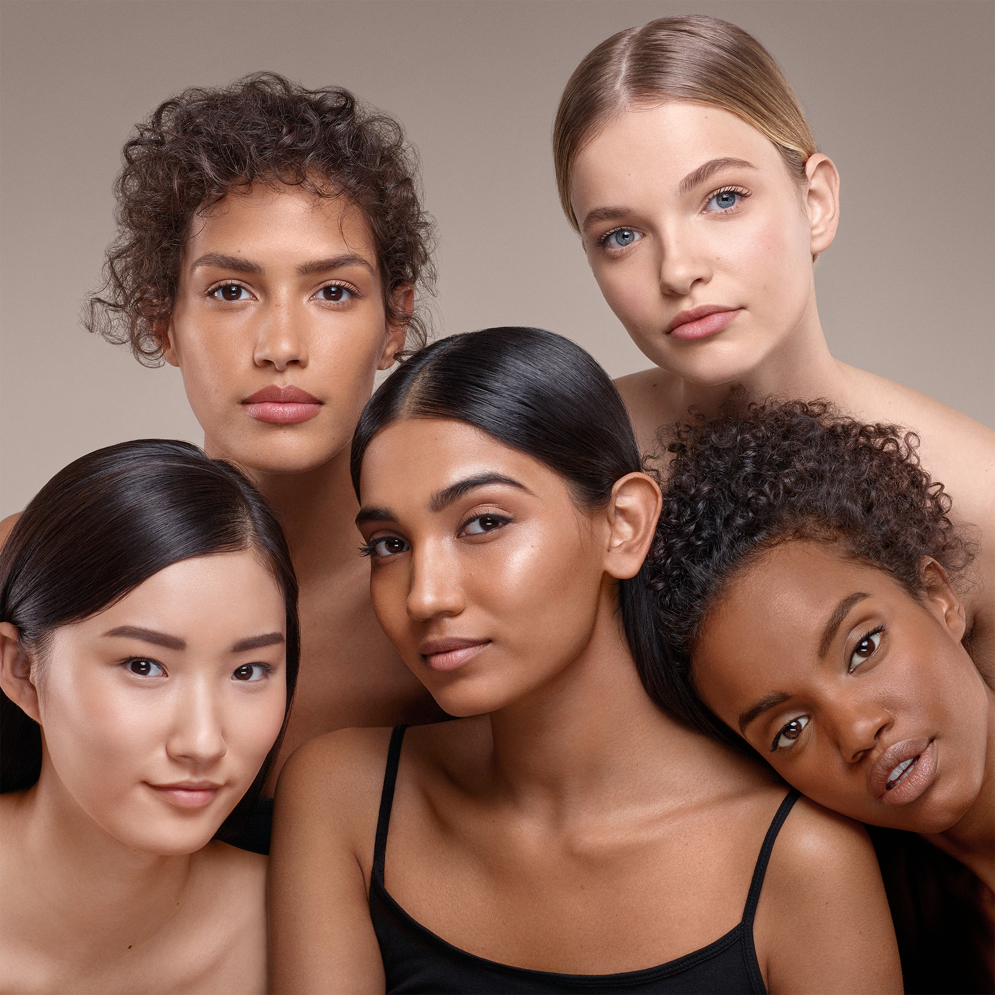 Skin Hosszantartó Súlytalan Alapozó SPF 15 15 Meleg Bézs - Bobbi Brown