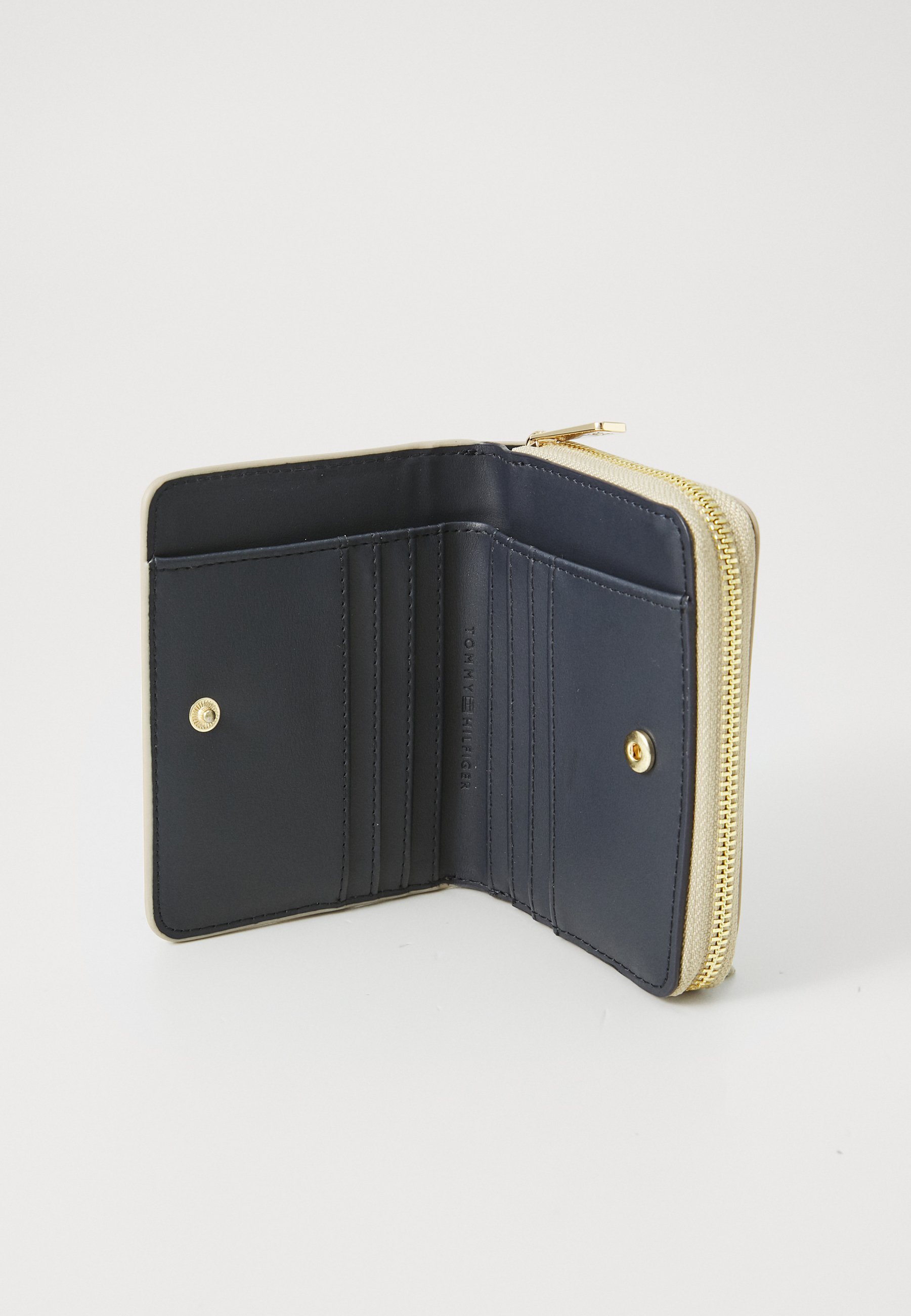 Tommy Hilfiger ICON FLAP - Portemonnee - sandelhout