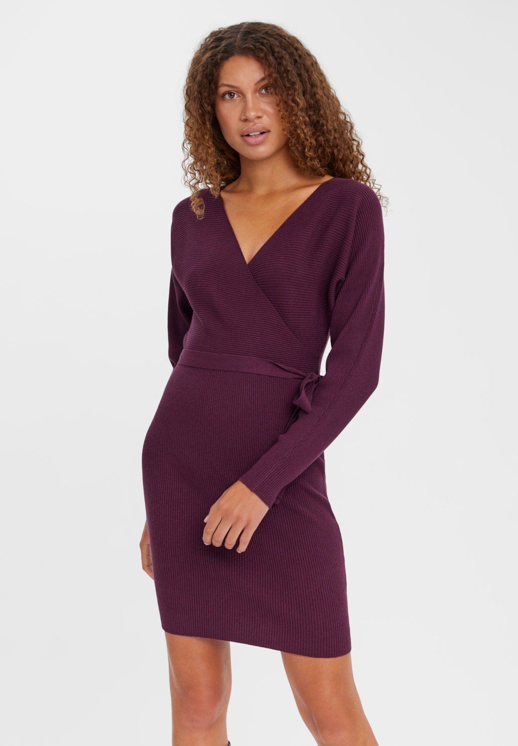 Vero Moda VMHOLLYREM V NECK DRESS - Svetrové šaty - bordeaux