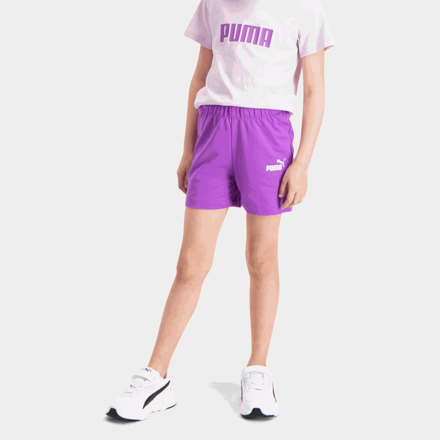 Conjunto infantil com estampa de gatinhos, camiseta e calça.