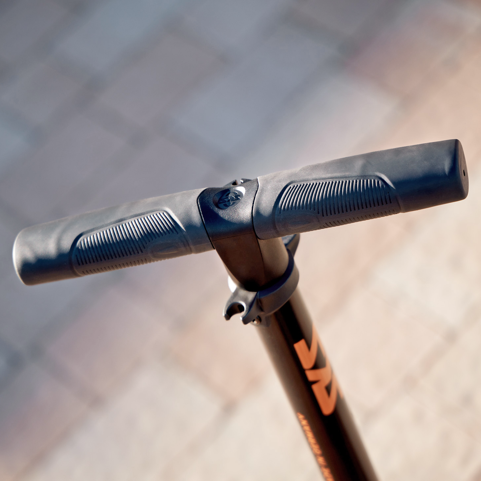 Pompka rowerowa nożna AIR X-PLORER 10.0 – czarna