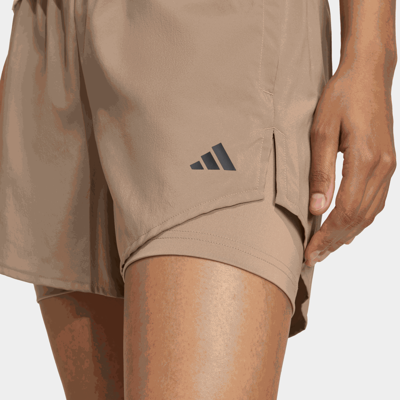 Damskie minimalistyczne spodenki sportowe 2 w 1 marki Braun