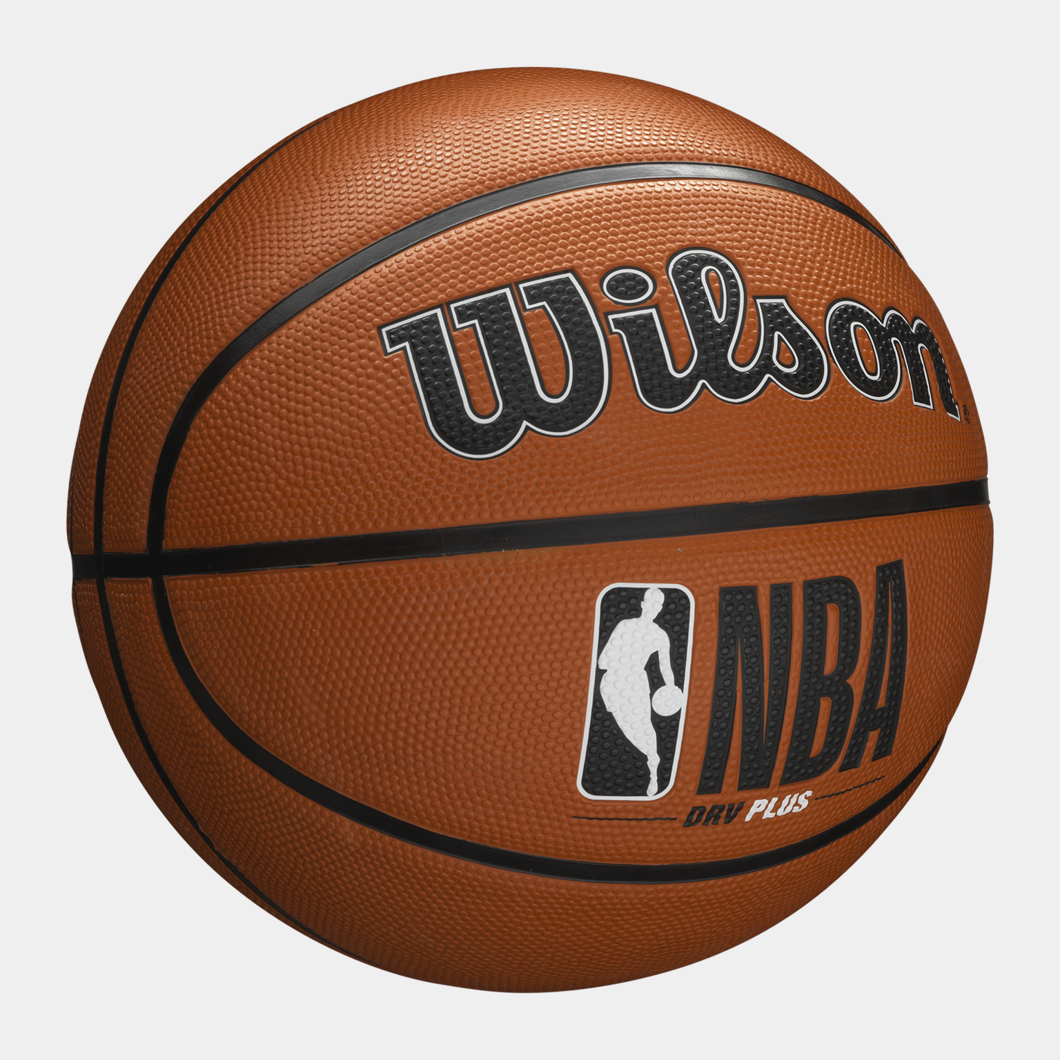  Basketbalový míč NBA Drive Plus, hnědý, s potiskem na zadní straně.