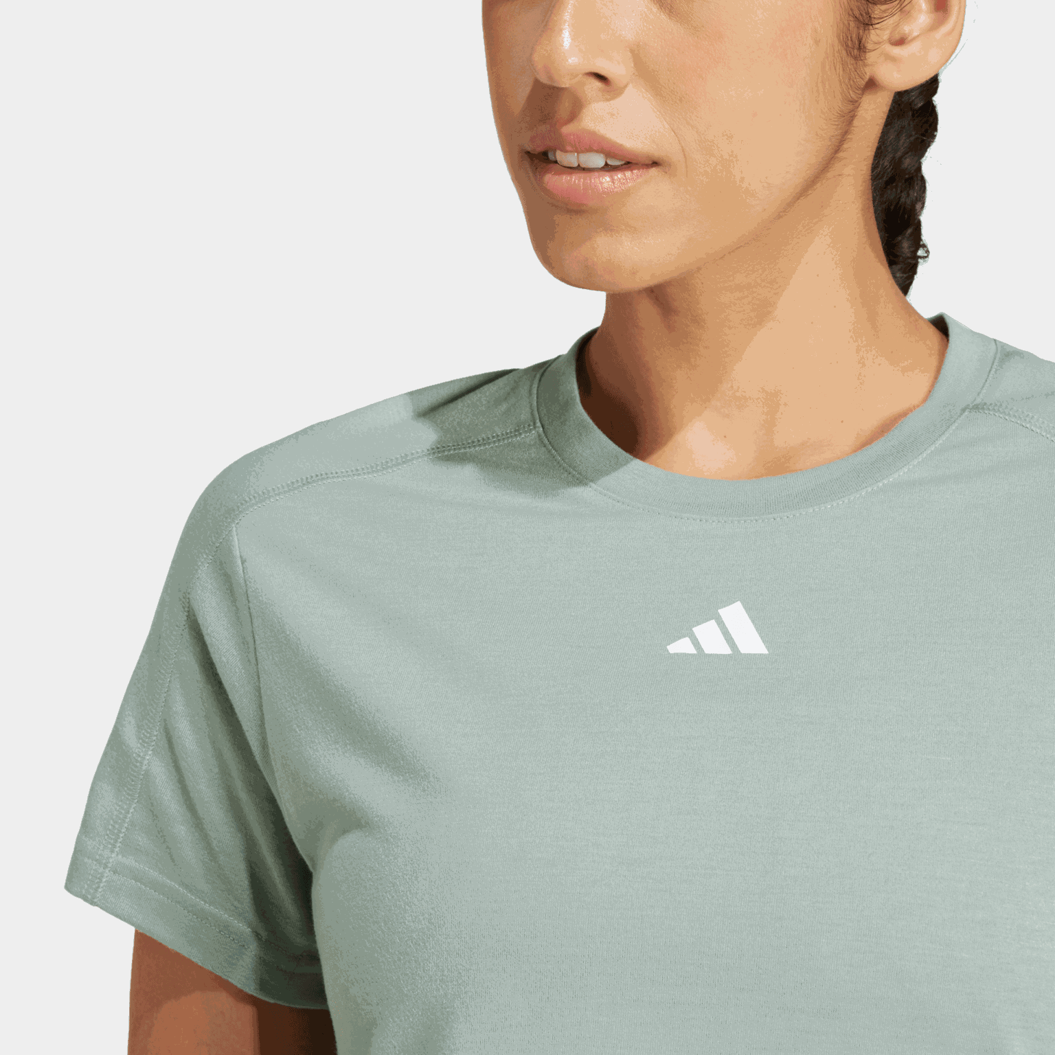 Camiseta feminina minimalista de gola redonda com o logotipo da Train Essentials.