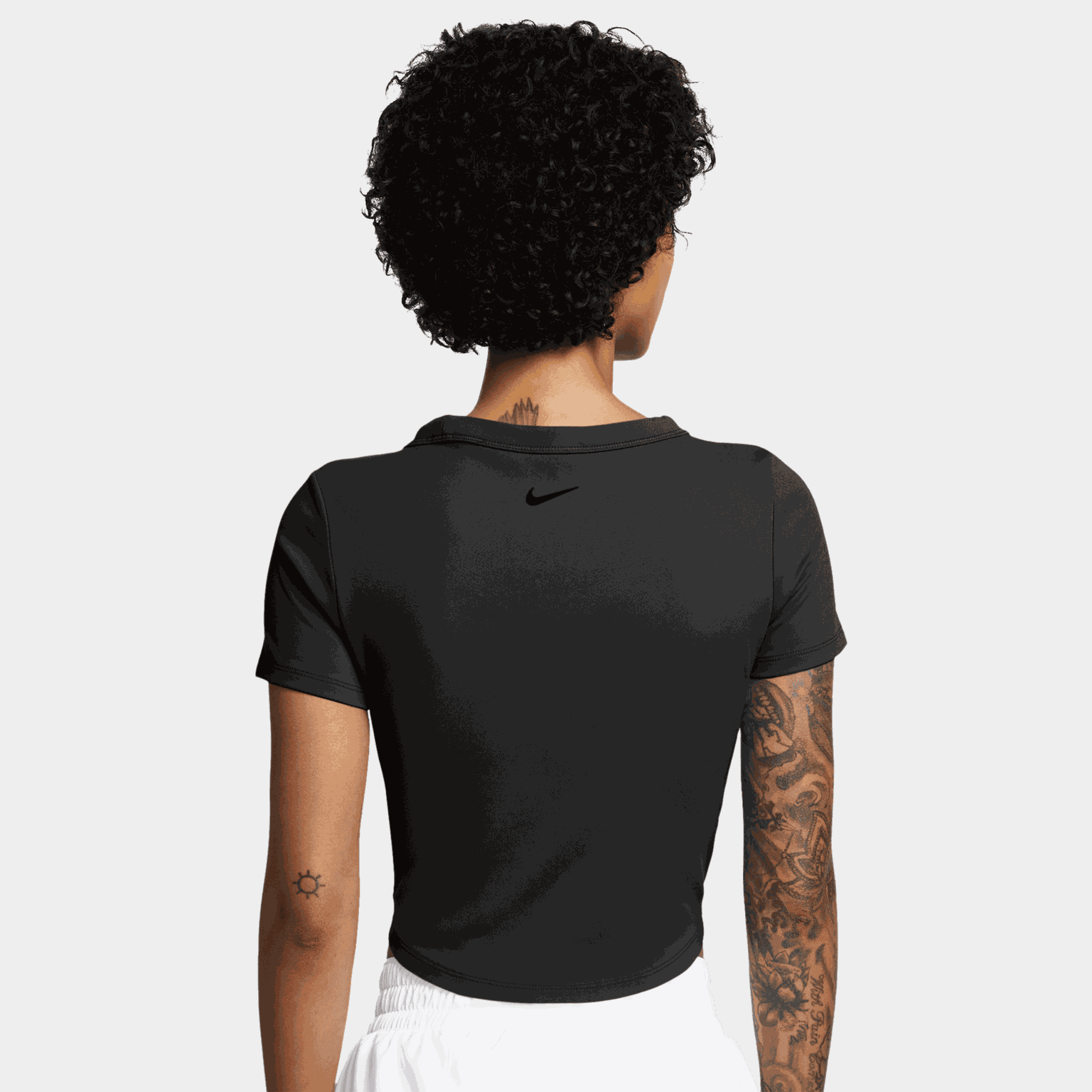  Damski, dopasowany t-shirt/top z krótkim rękawem, wykonany z materiału Dri-FIT.