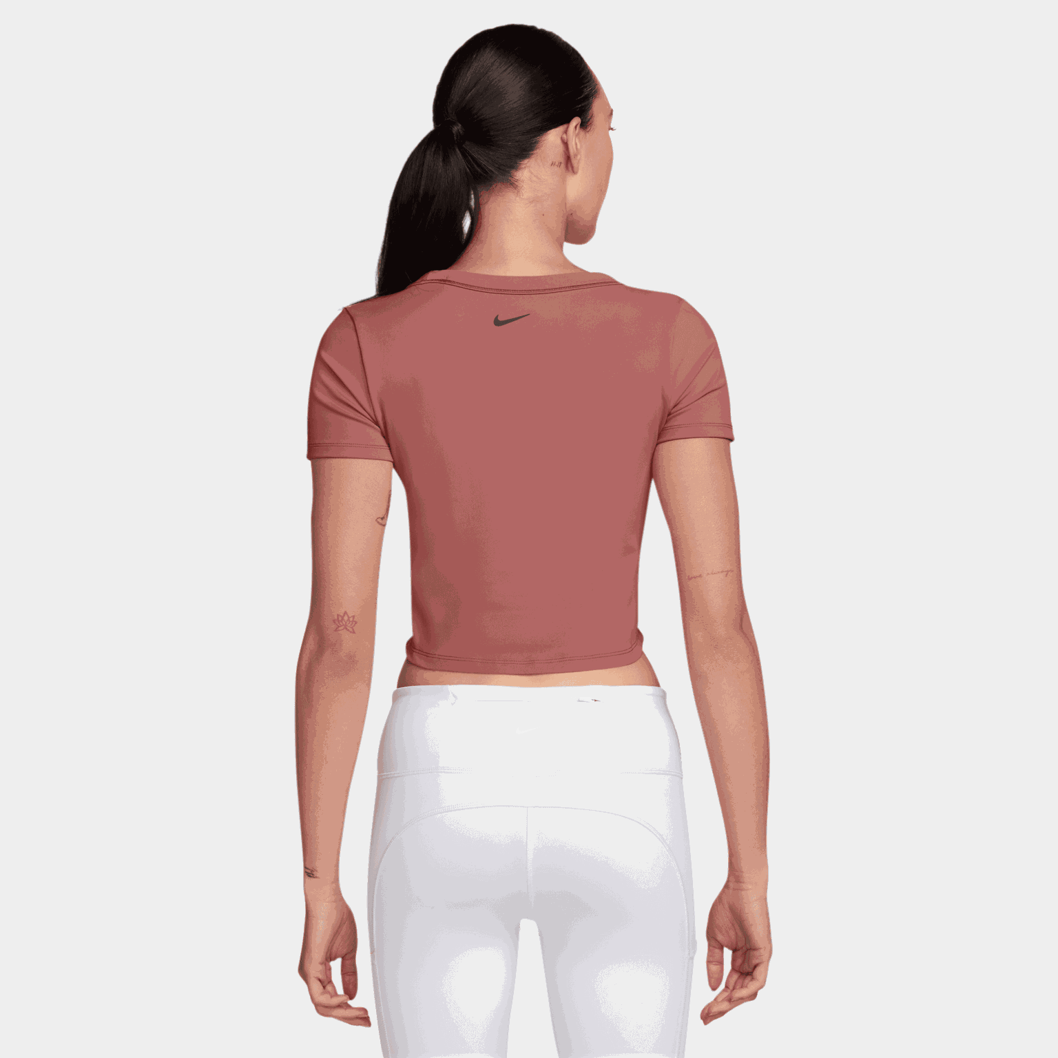  Blusa/suéter feminino ajustado ao corpo com mangas curtas, confeccionado em tecido Dri-FIT.