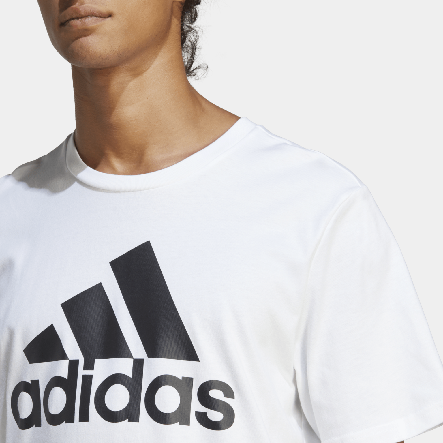 T-shirt Essential Single Jersey da uomo, bianca, con logo grande.